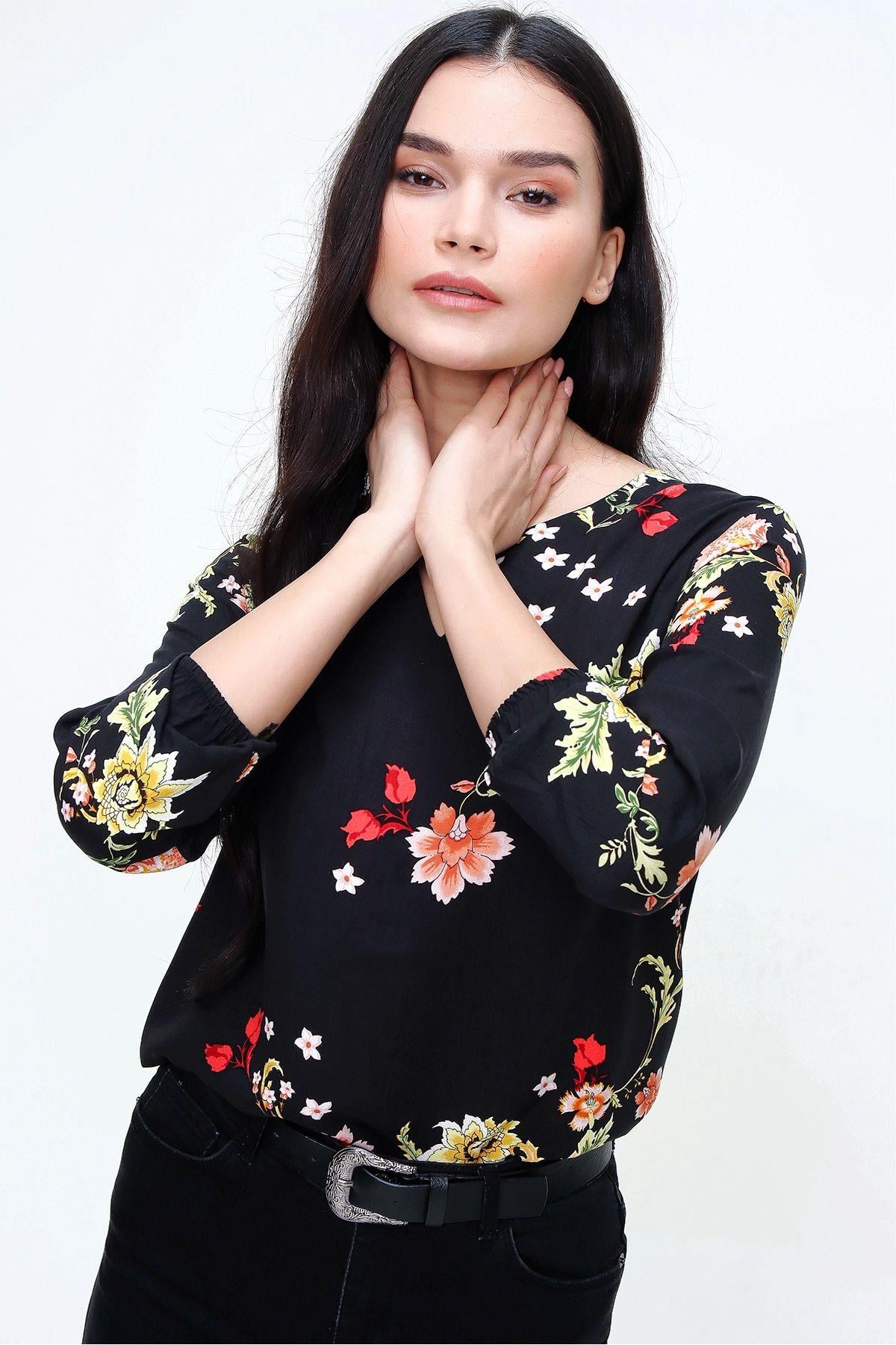 siyah-cicekli-regular-bluz-3b2d64.jpg