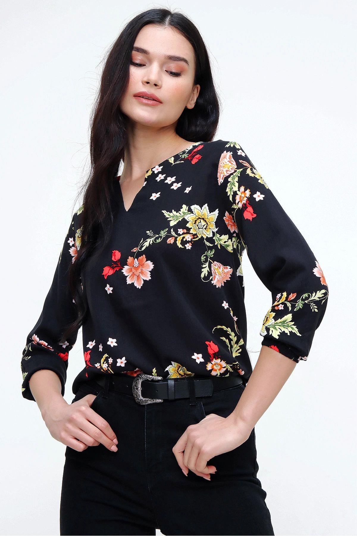 siyah-cicekli-regular-bluz-b5e865.jpg