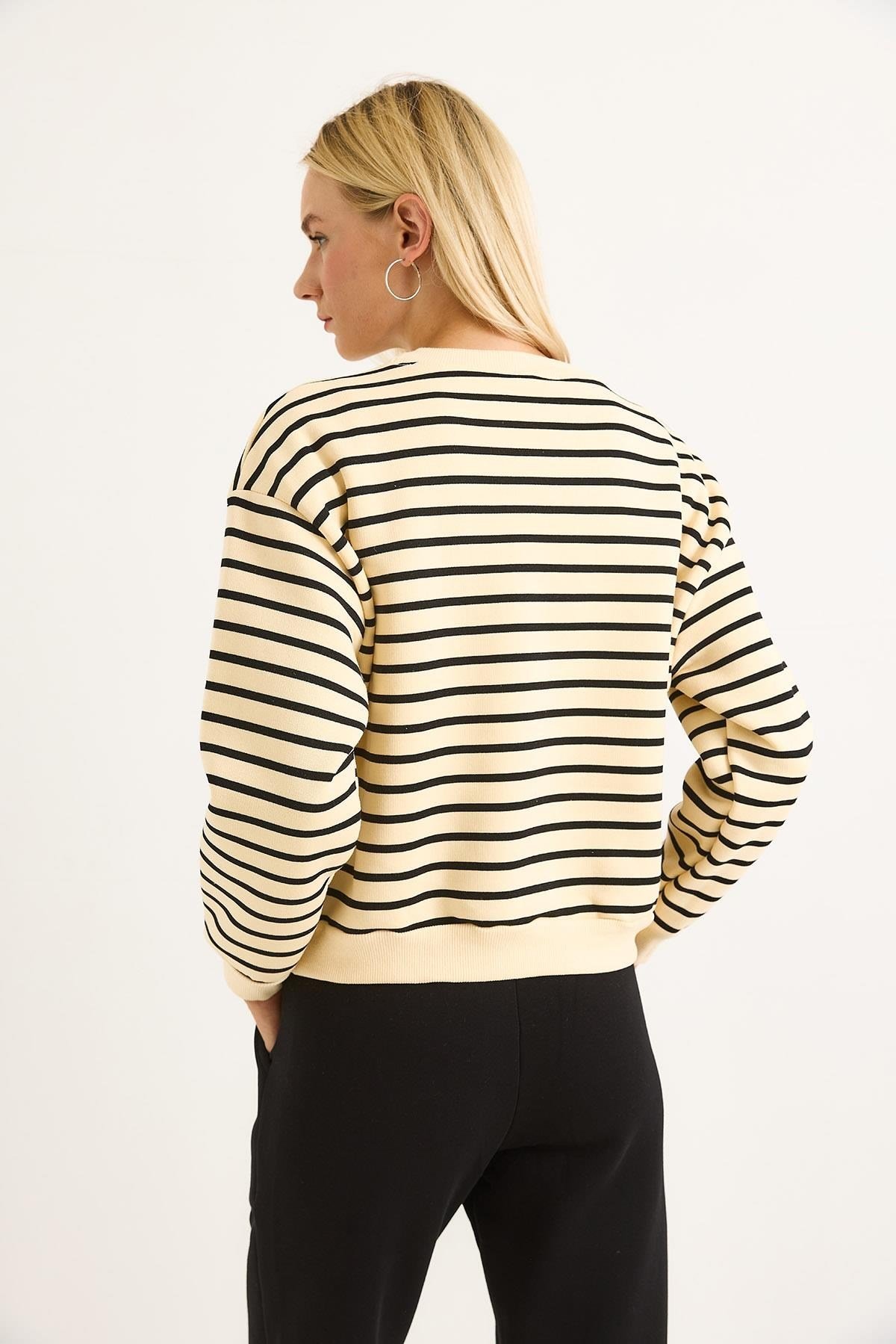 Siyah Çizgili Nakışlı Sweatshirt