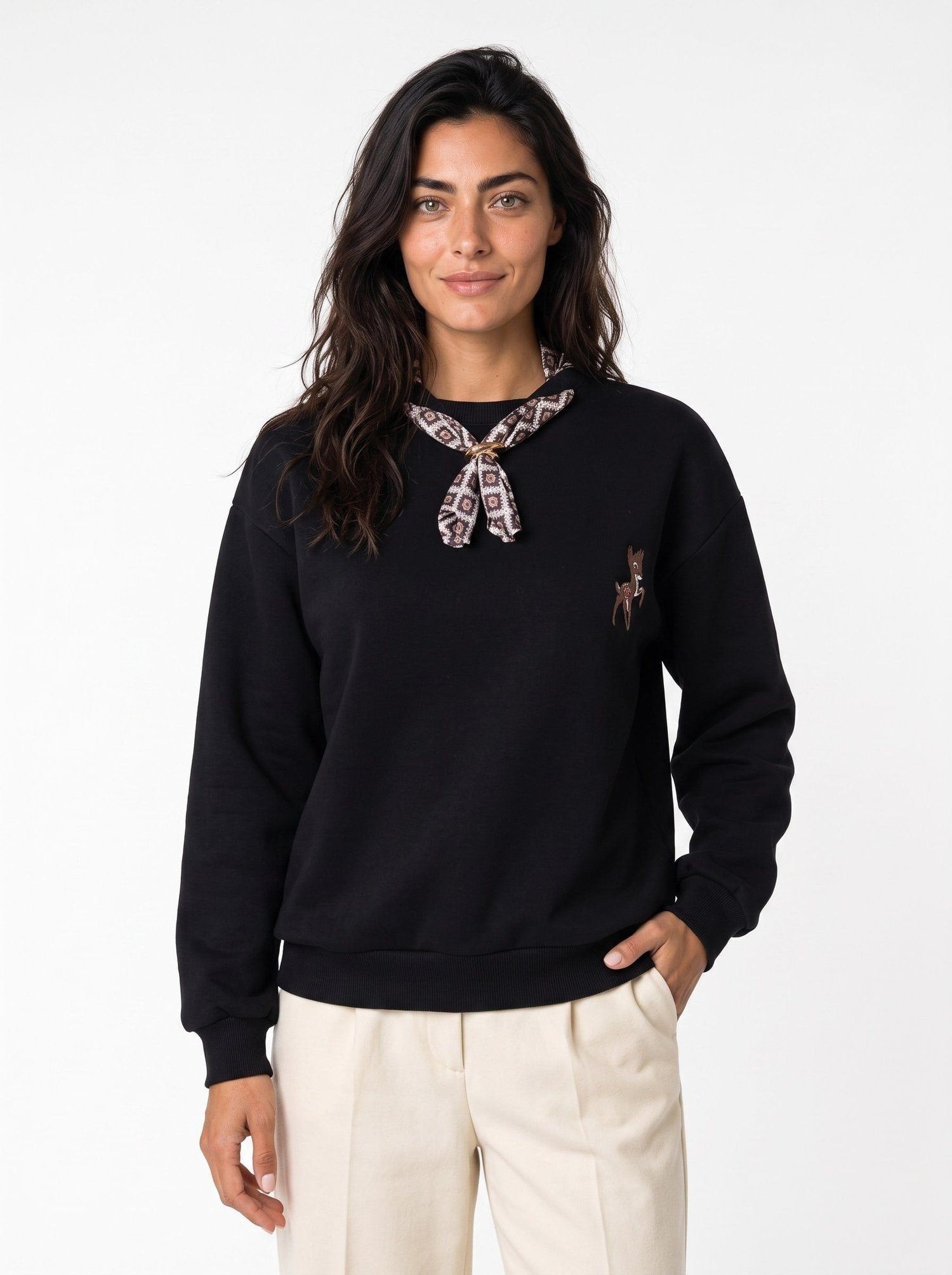 Siyah Fularlı Ceylan Nakışlı Sweatshirt