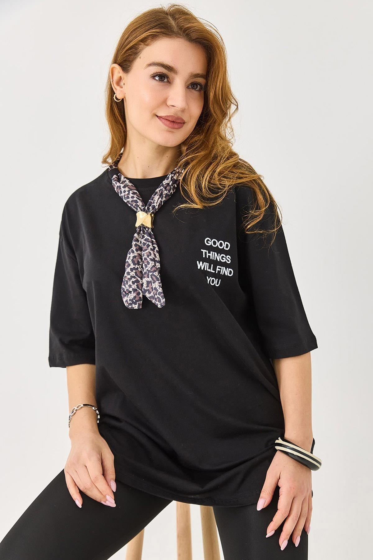 Siyah Fularlı Nakışlı Oversize Tişört