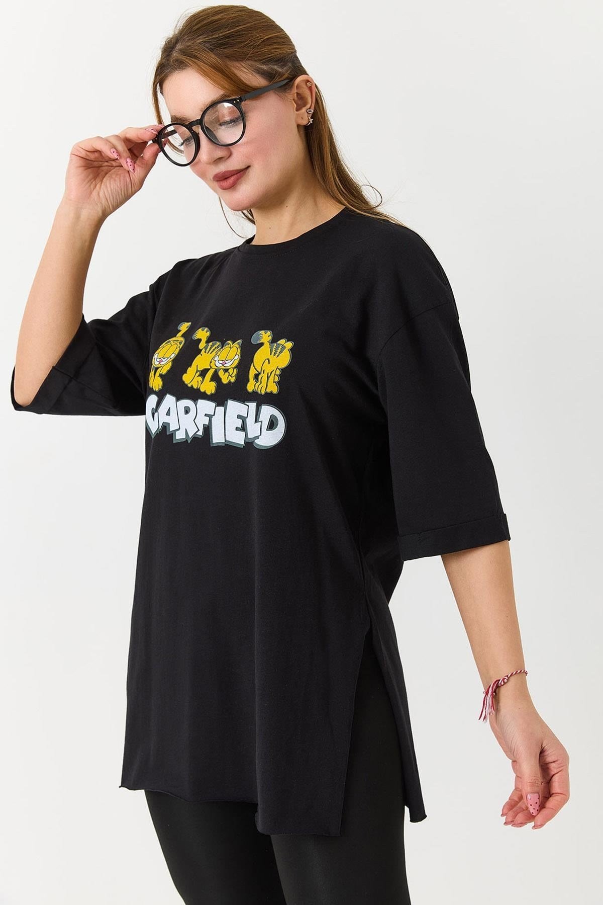 Siyah Garfield Baskılı Yırtmaçlı Tişört