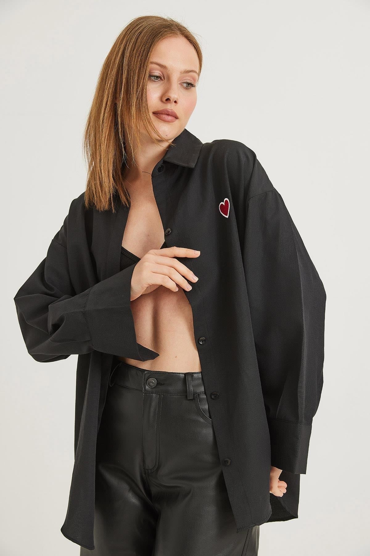 Siyah Kalp Nakışlı Oversize Gömlek