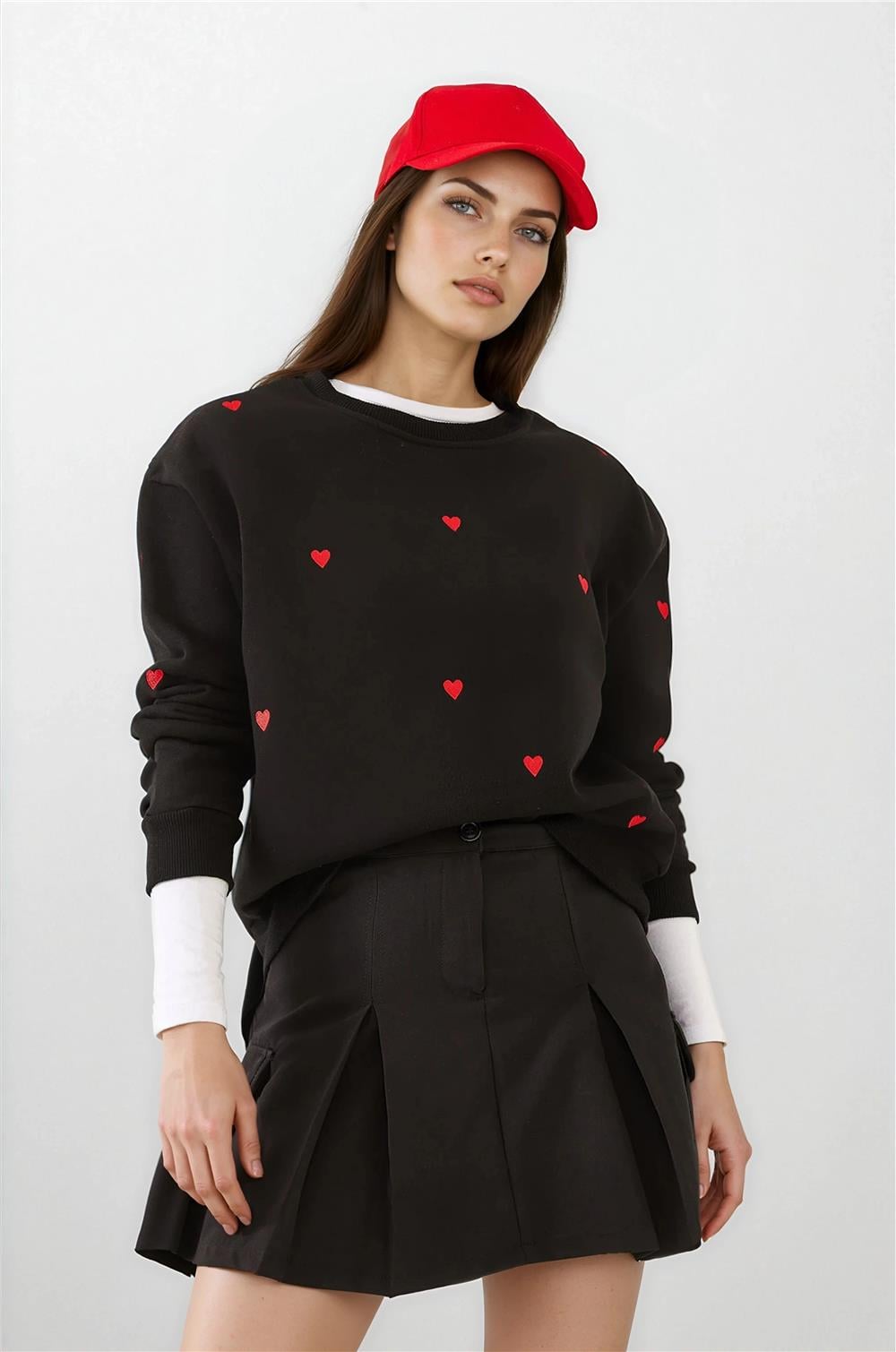 Siyah Kalp Nakışlı Sweatshirt