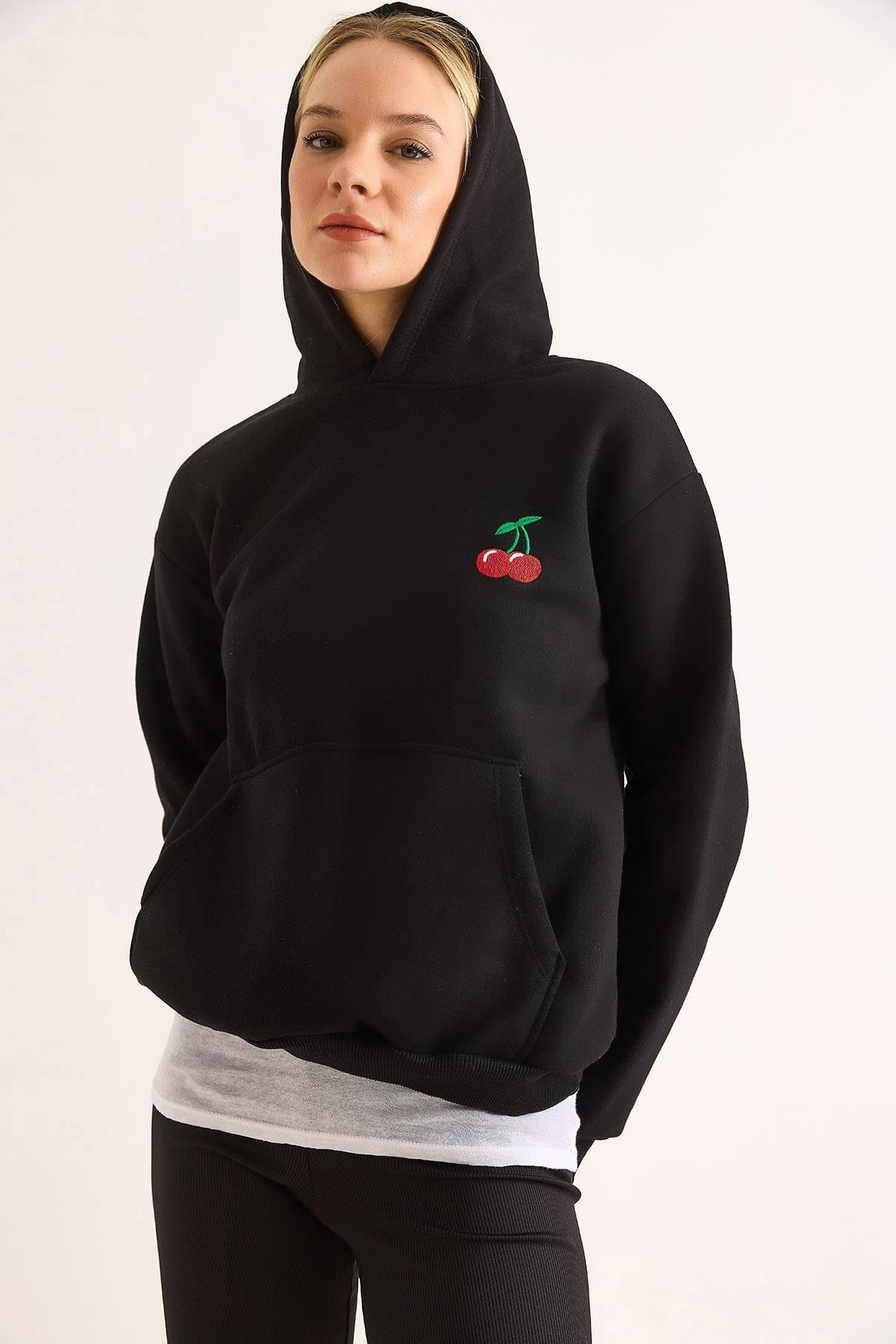 Siyah Kiraz Nakışlı Sweatshirt