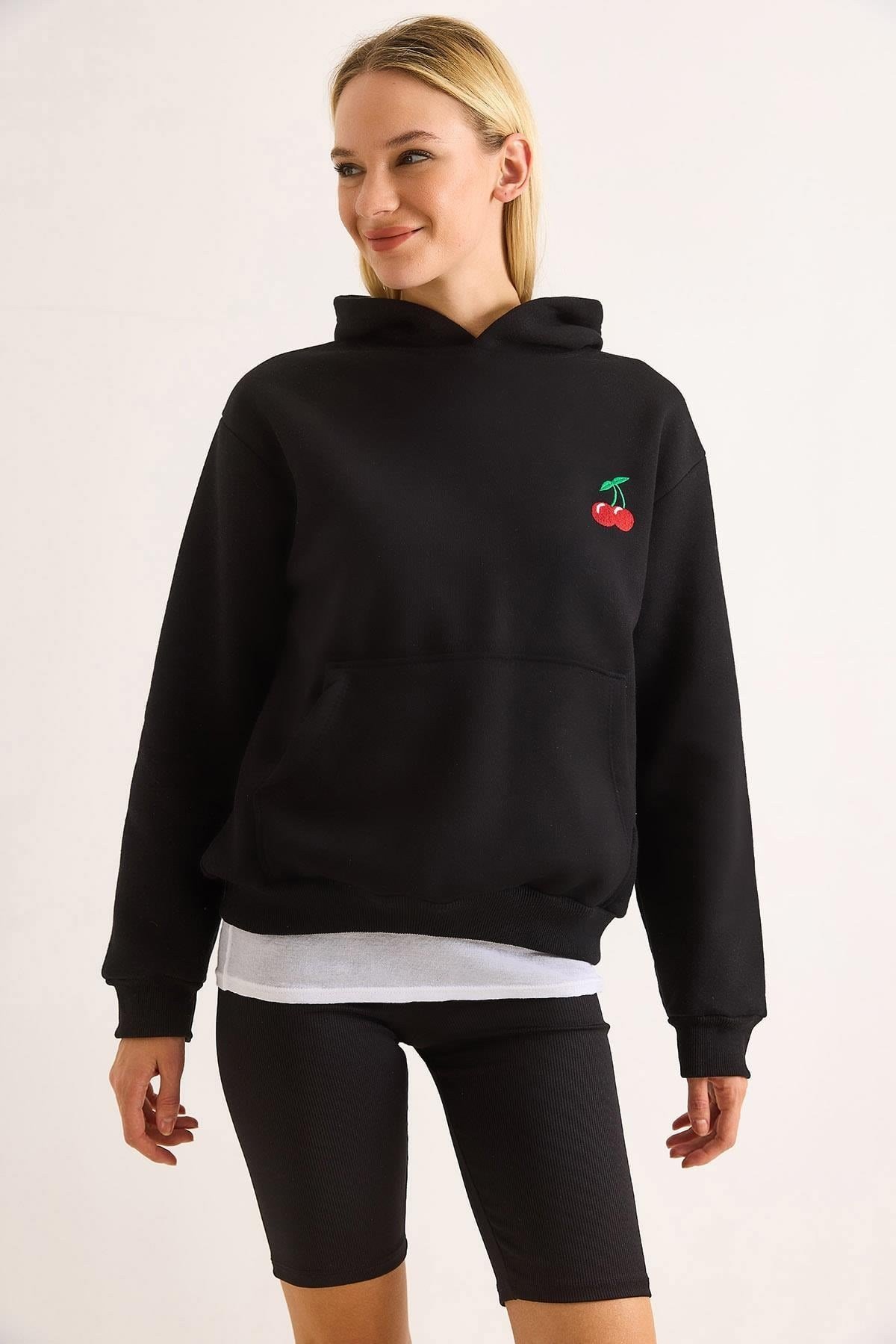 Siyah Kiraz Nakışlı Sweatshirt