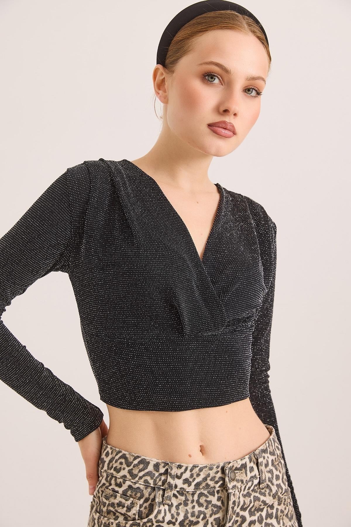 Siyah Kruvaze Simli Crop Bluz