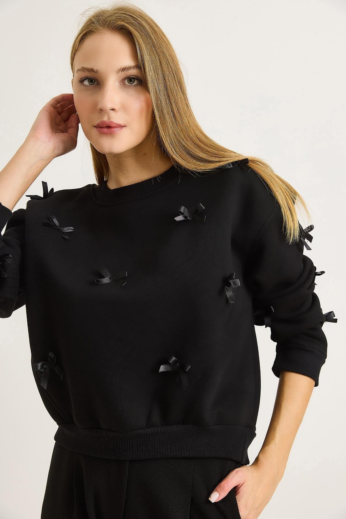 Siyah Kurdele Detaylı Sweatshirt