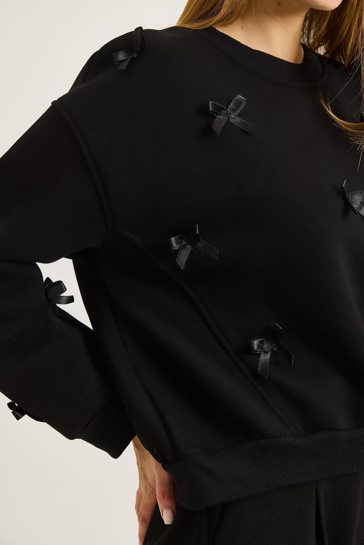 Siyah Kurdele Detaylı Sweatshirt