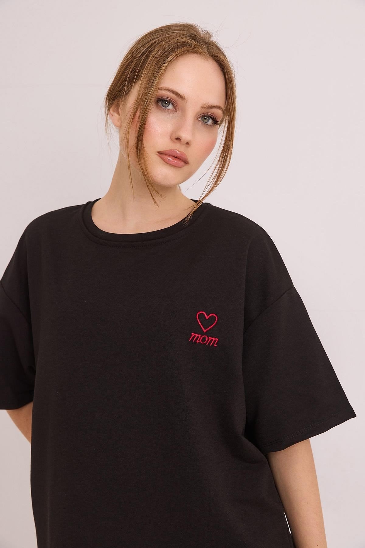 Siyah Mom Nakışlı Oversize Tişört
