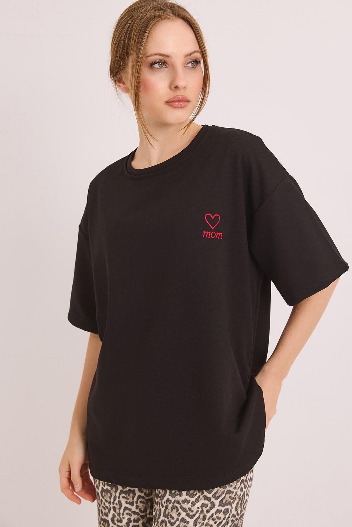 Siyah Mom Nakışlı Oversize Tişört
