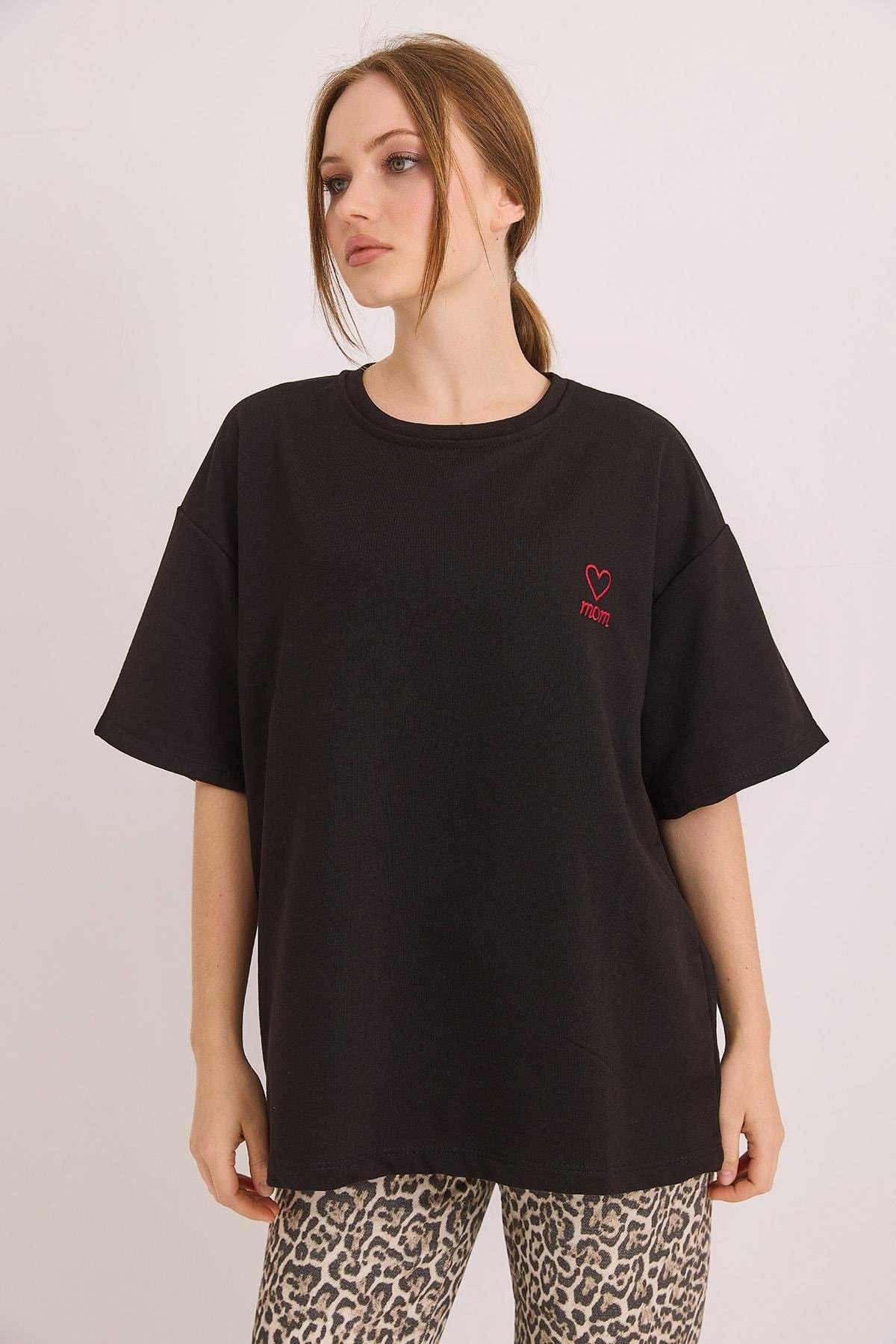Siyah Mom Nakışlı Oversize Tişört