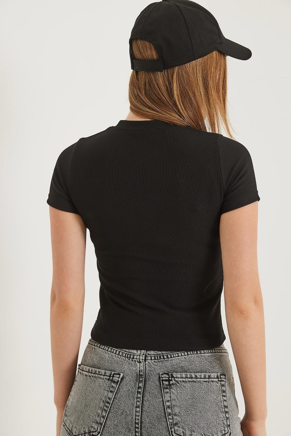Siyah Nakışlı Kaşkorse Crop Bluz