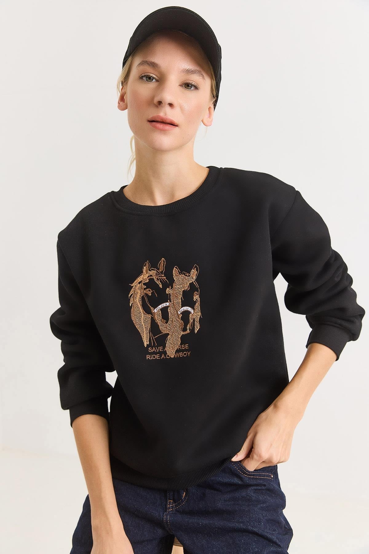 Siyah Nakışlı Üç İplik Sweatshirt