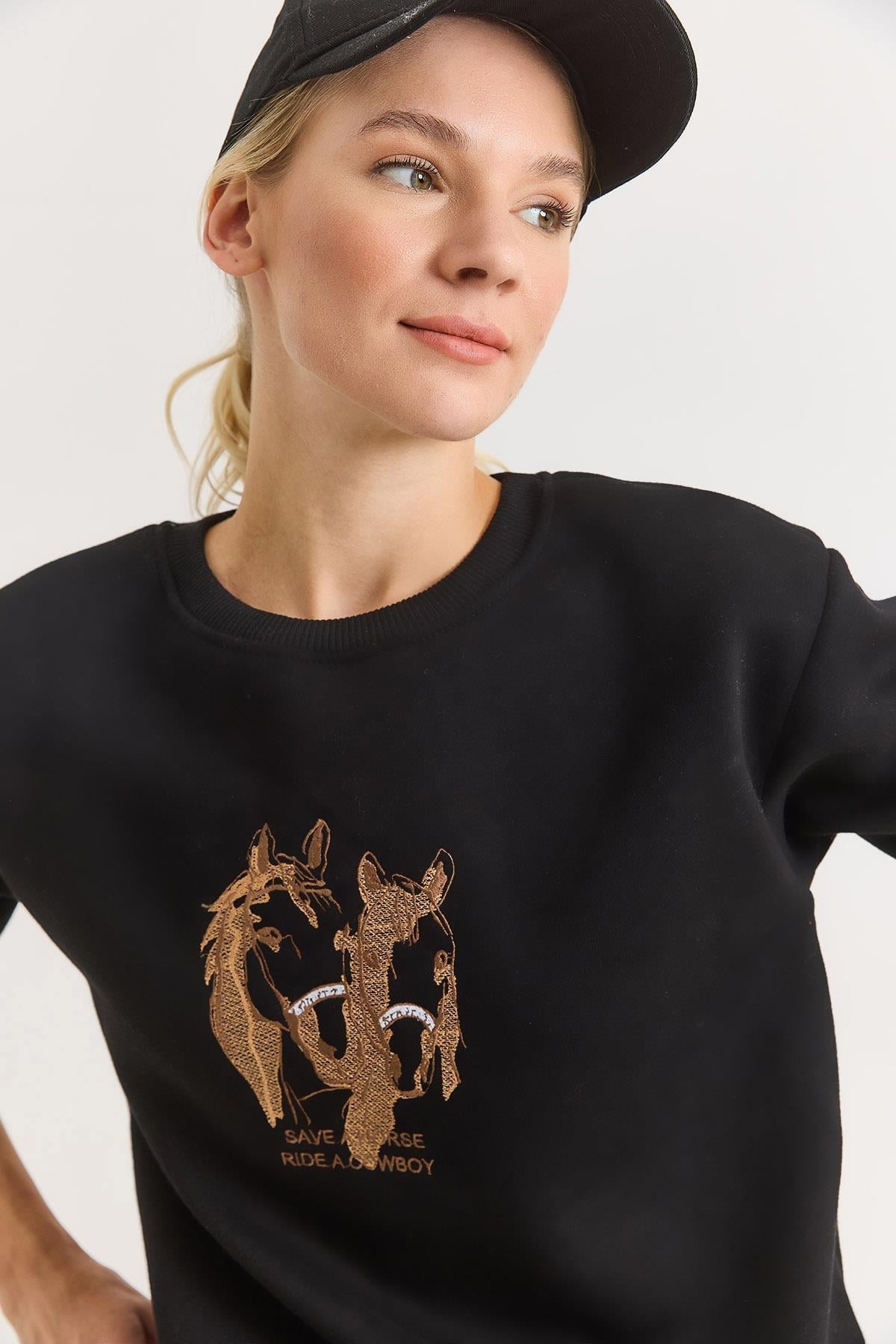 Siyah Nakışlı Üç İplik Sweatshirt