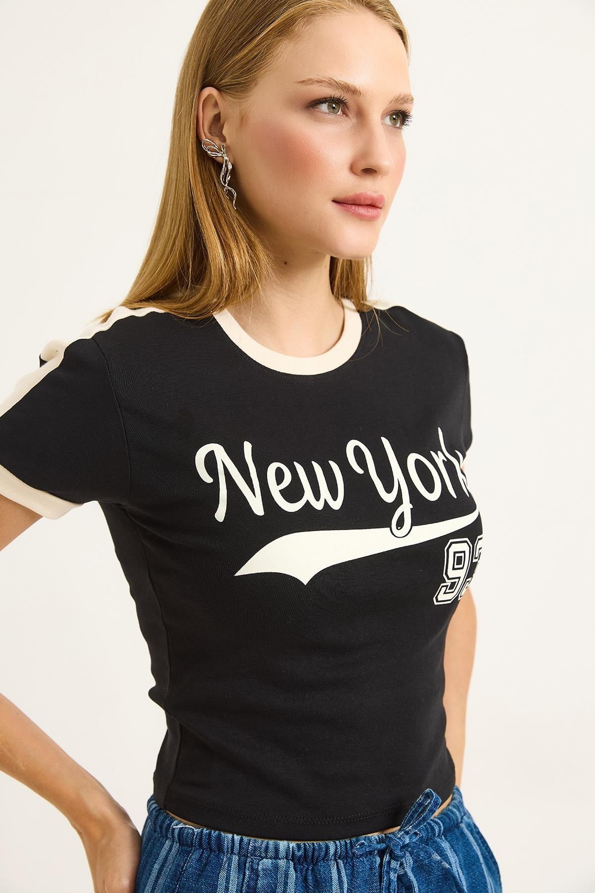 Siyah Şerit Detaylı Crop Tişört