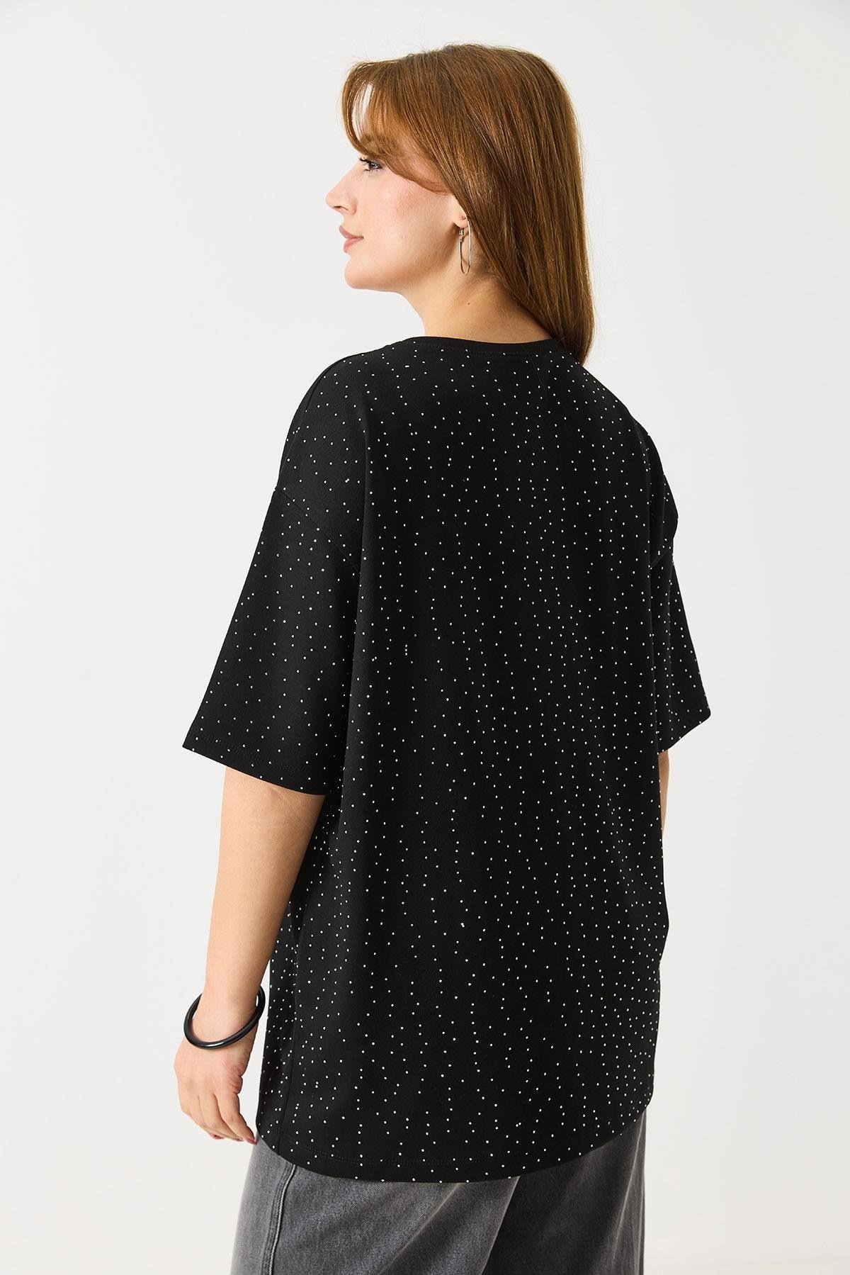 Siyah Taş Detaylı Oversize Tişört