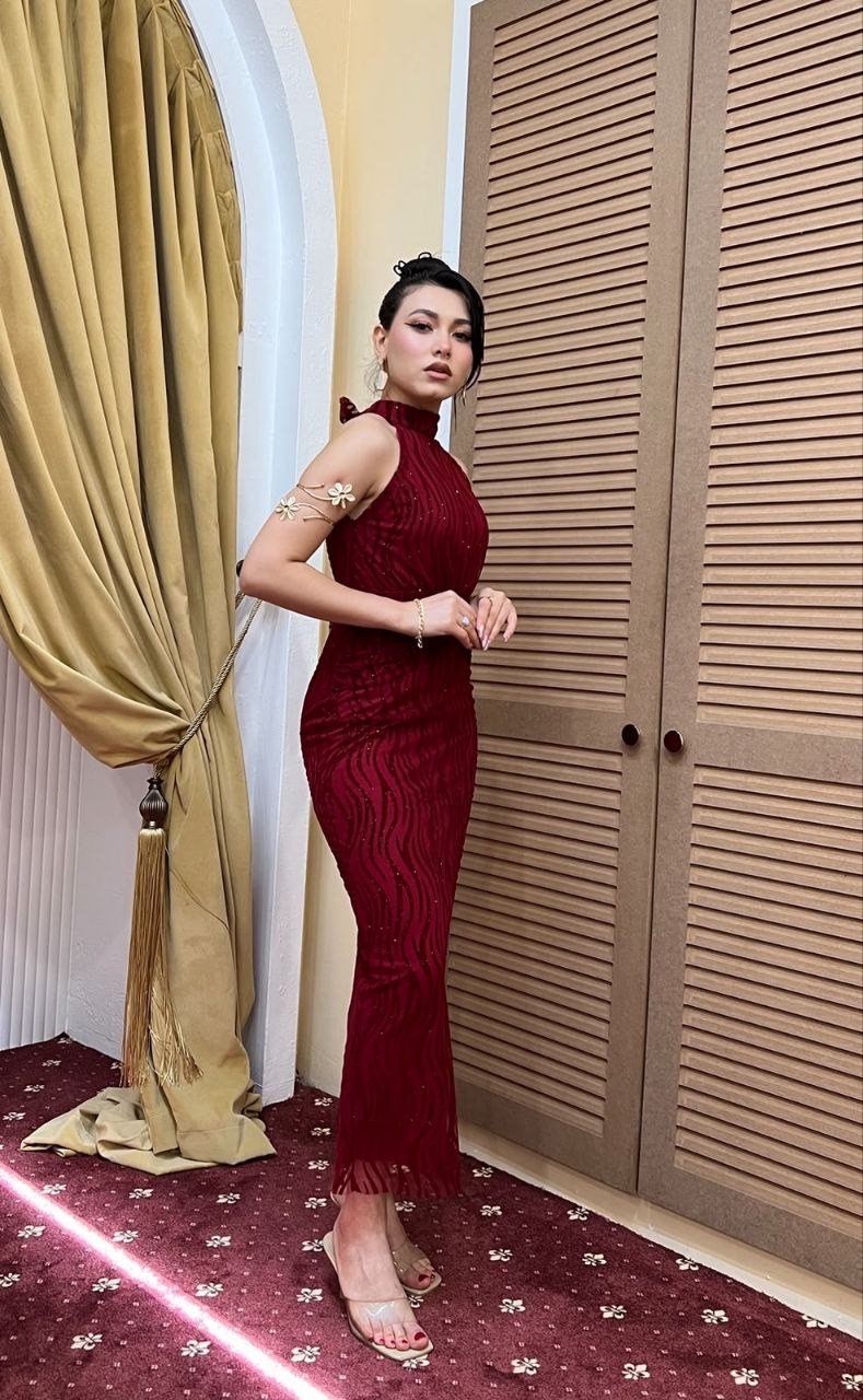4023-Bordo Halter Yaka Göbek Aksesuar Detaylı Flok Baskı Tül Elbise