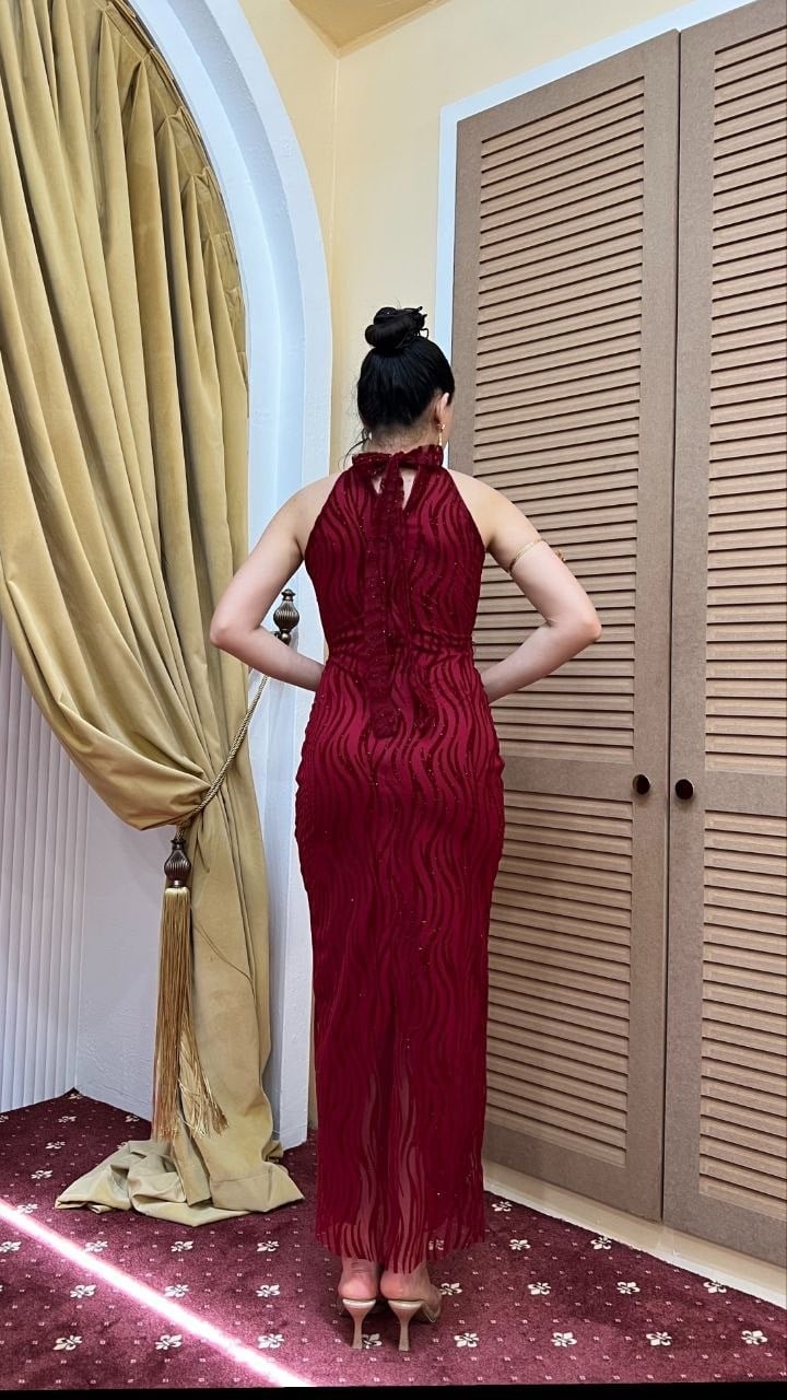 4023-Bordo Halter Yaka Göbek Aksesuar Detaylı Flok Baskı Tül Elbise