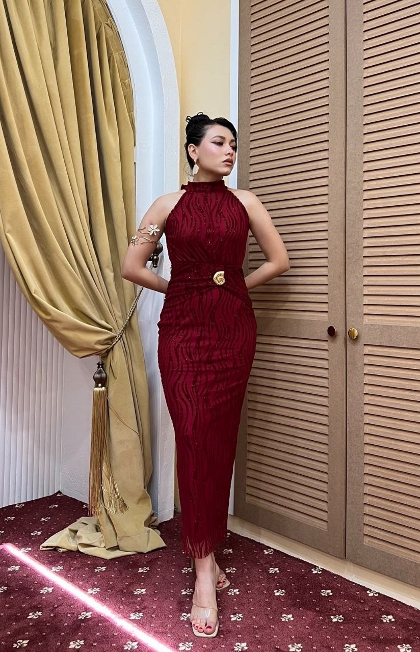 4023-Bordo Halter Yaka Göbek Aksesuar Detaylı Flok Baskı Tül Elbise