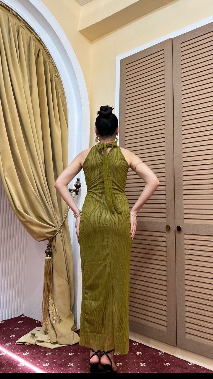 4023-Haki Halter Yaka Göbek Aksesuar Detaylı Flok Baskı Tül Elbise