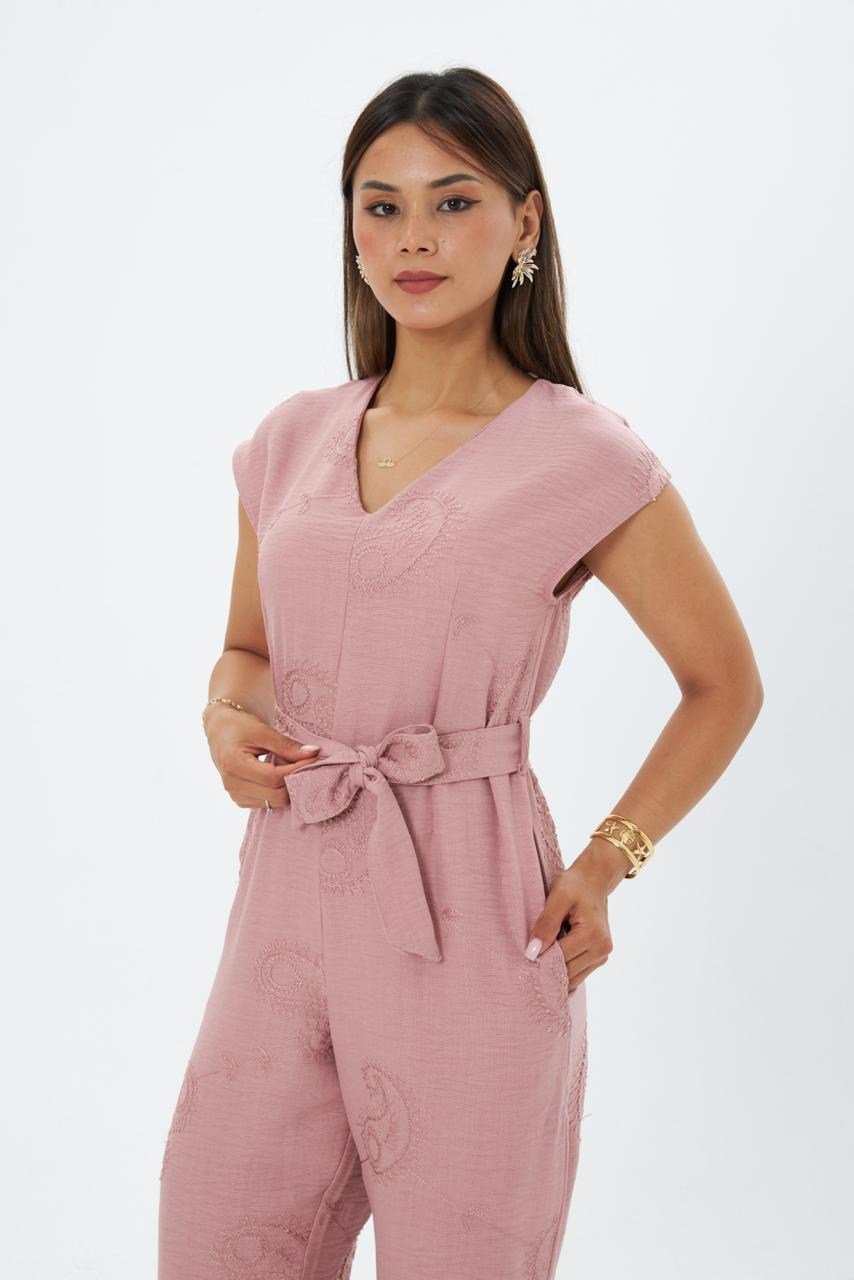 4118-Pembe Nakış Detaylı Kuşaklı Kısa Kollu Tulum