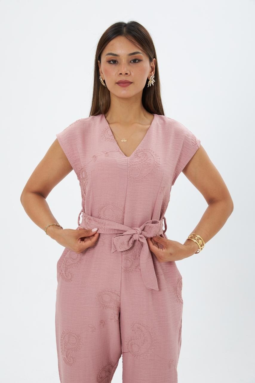 4118-Pembe Nakış Detaylı Kuşaklı Kısa Kollu Tulum