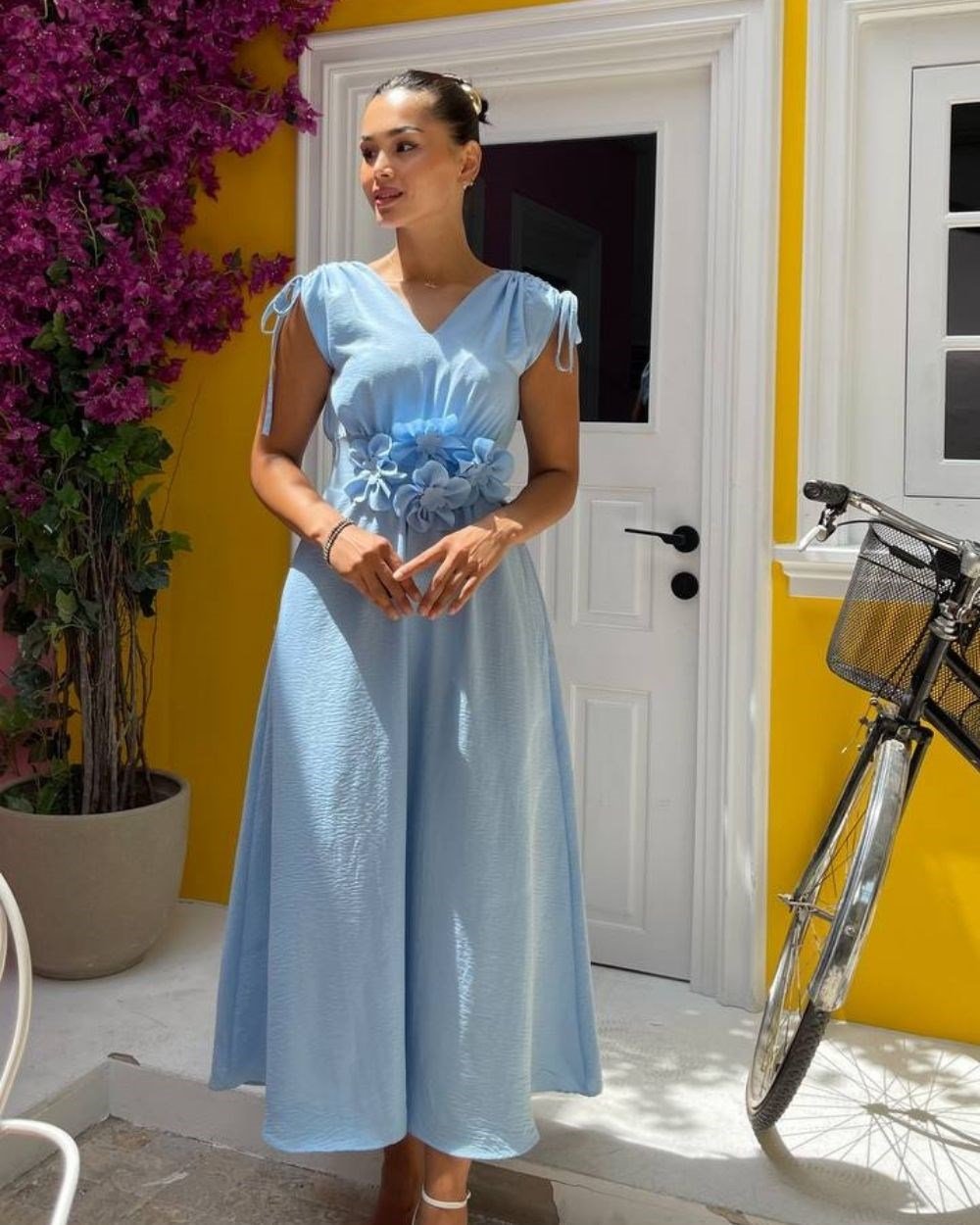 Bebe Mavisi Bel Çiçek Detaylı Omuz Bağlamalı Midi Davet Elbisesi