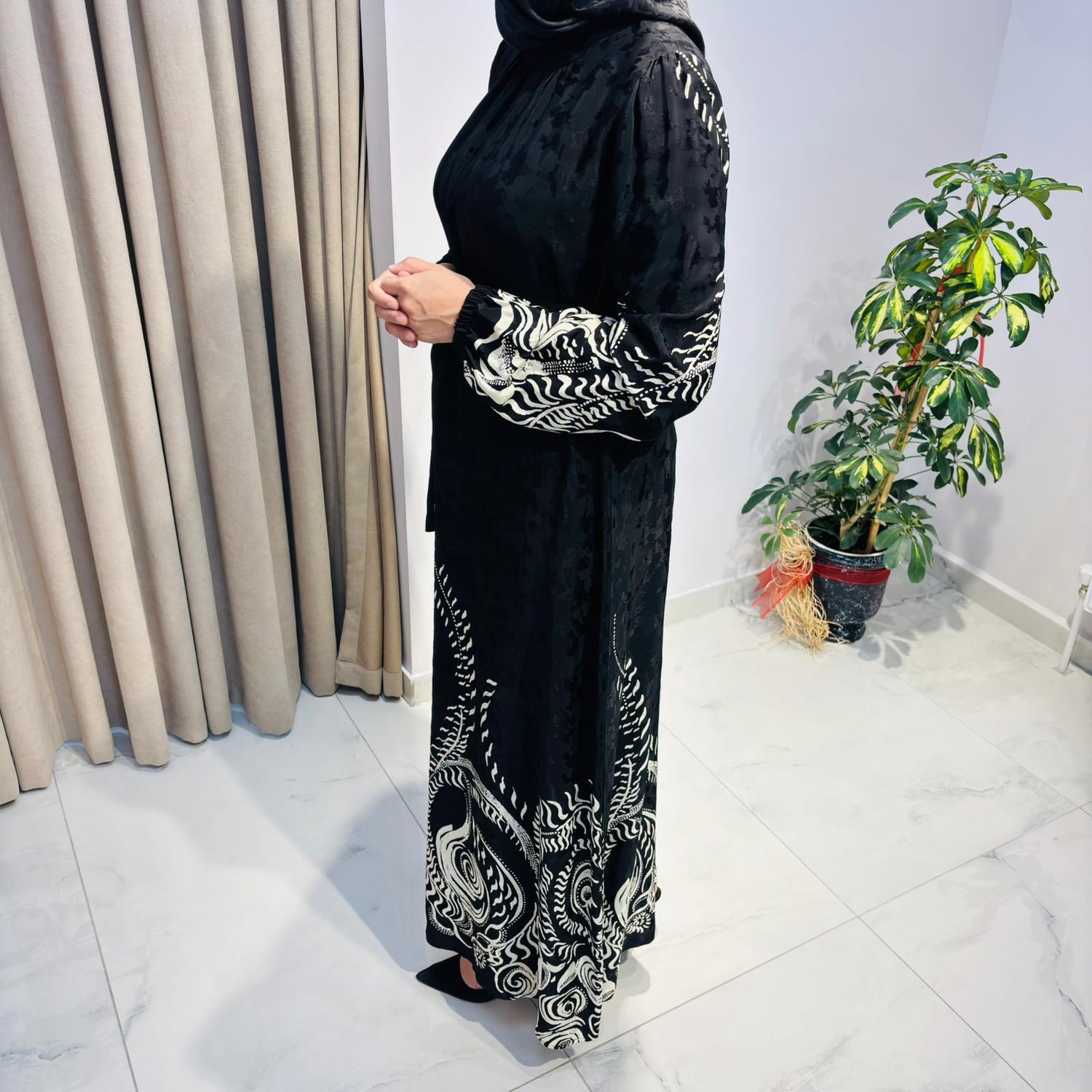 ALMARWAH DESENLİ SİYAH ELBİSE