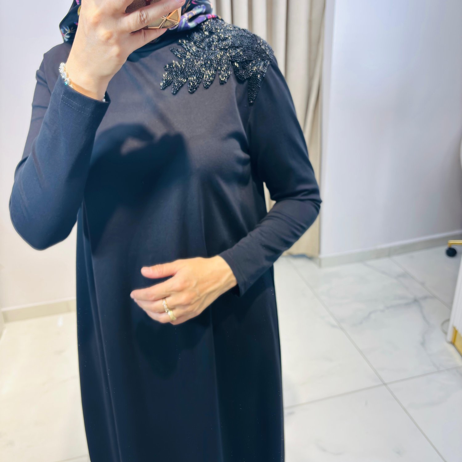 NURCAN ÇETİN OMUZU BONCUK DETAYLI ELBİSE
