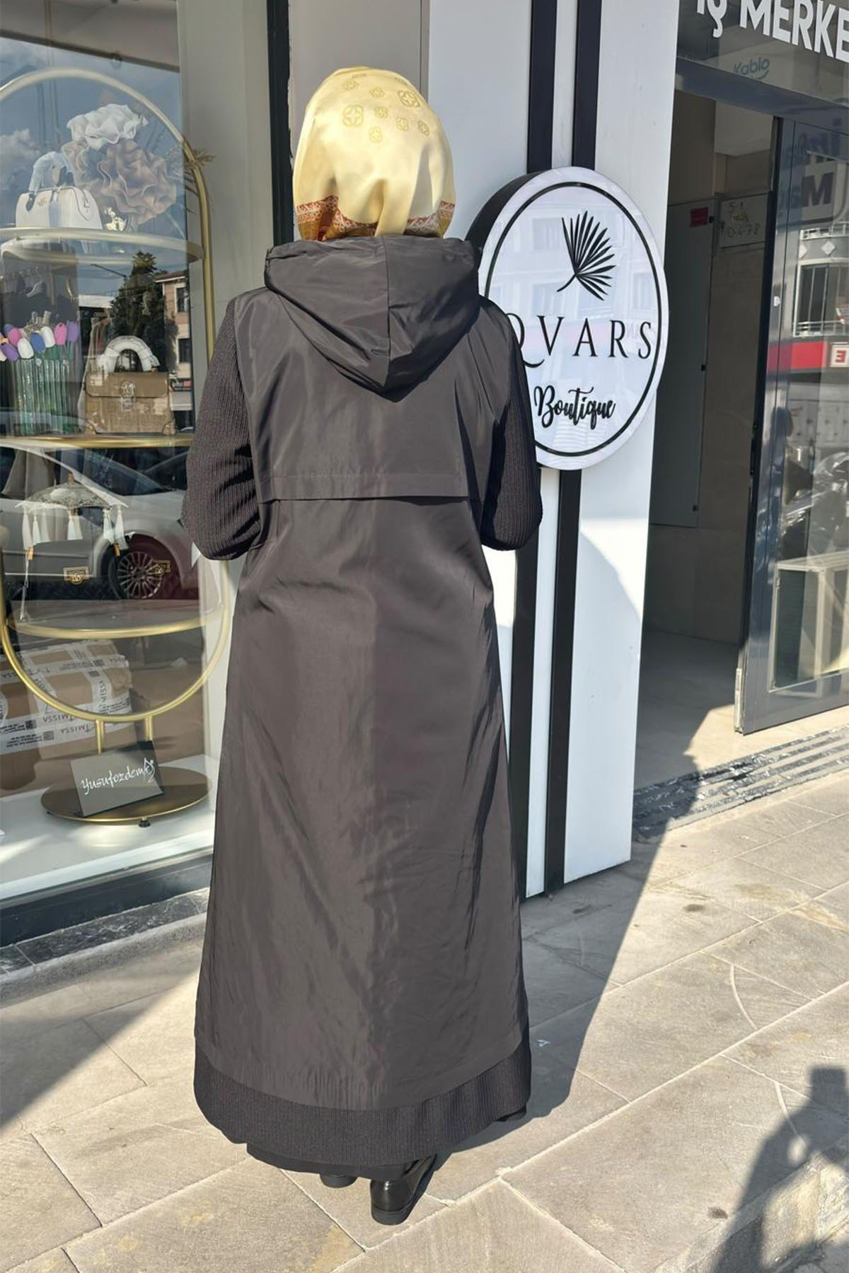 Paraşüt Kumaş Detaylı Kapüşonlu Kap Siyah