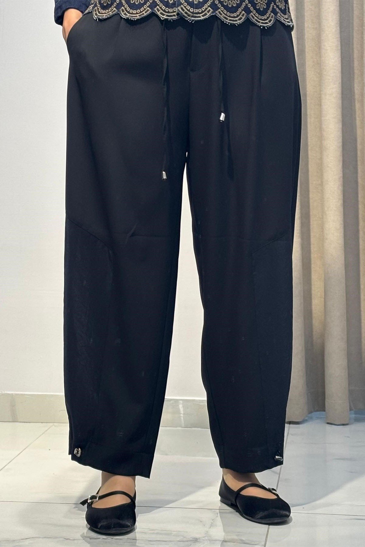 Paraşüt Kumaş Detaylı Pantolon Siyah