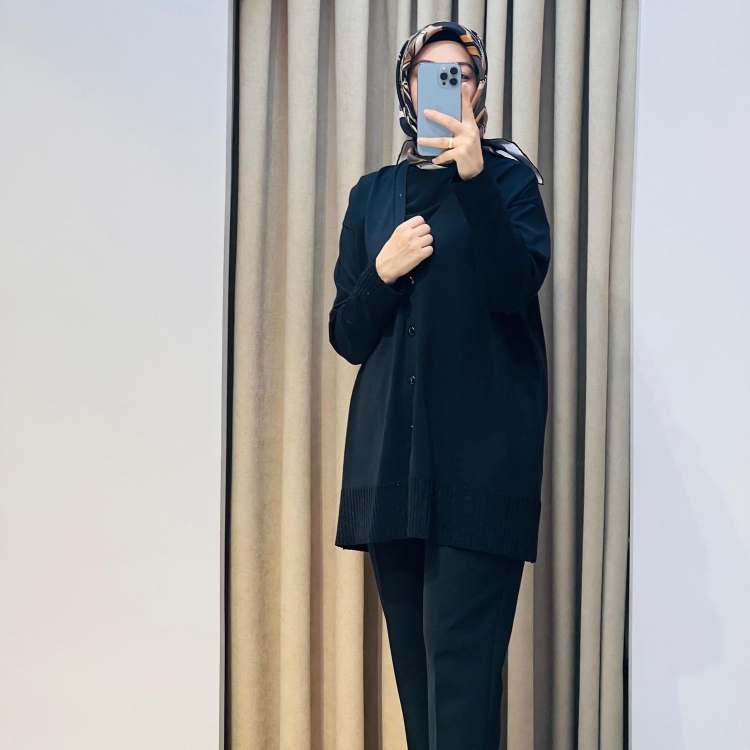 TIĞ TRİKO ETEĞİ SİMLİ ÖNDEN DÜĞMELİ RAYON HIRKA SİYAH