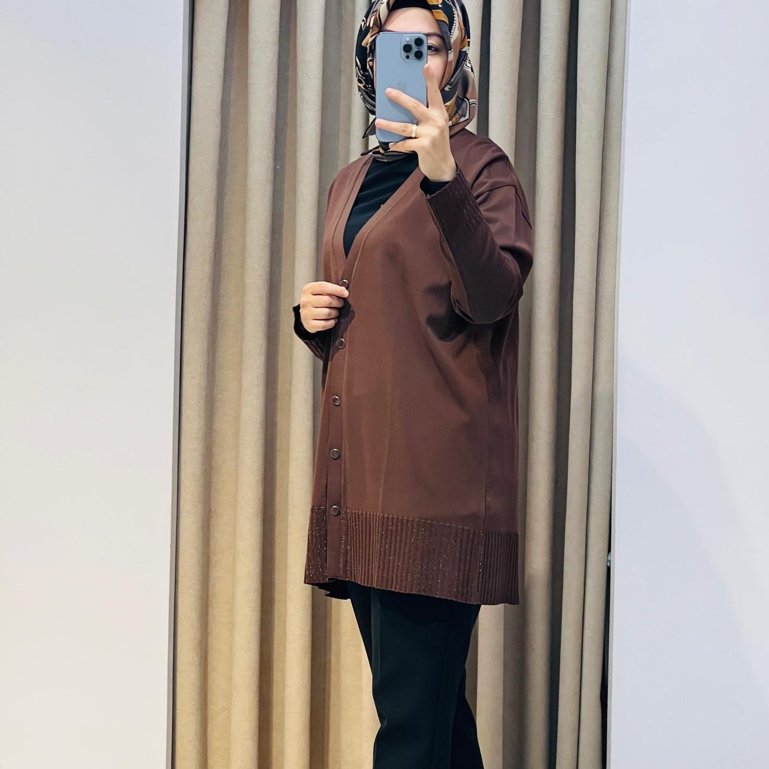 TIĞ TRİKO ETEĞİ SİMLİ ÖNDEN DÜĞMELİ RAYON HIRKA KAHVERENGİ