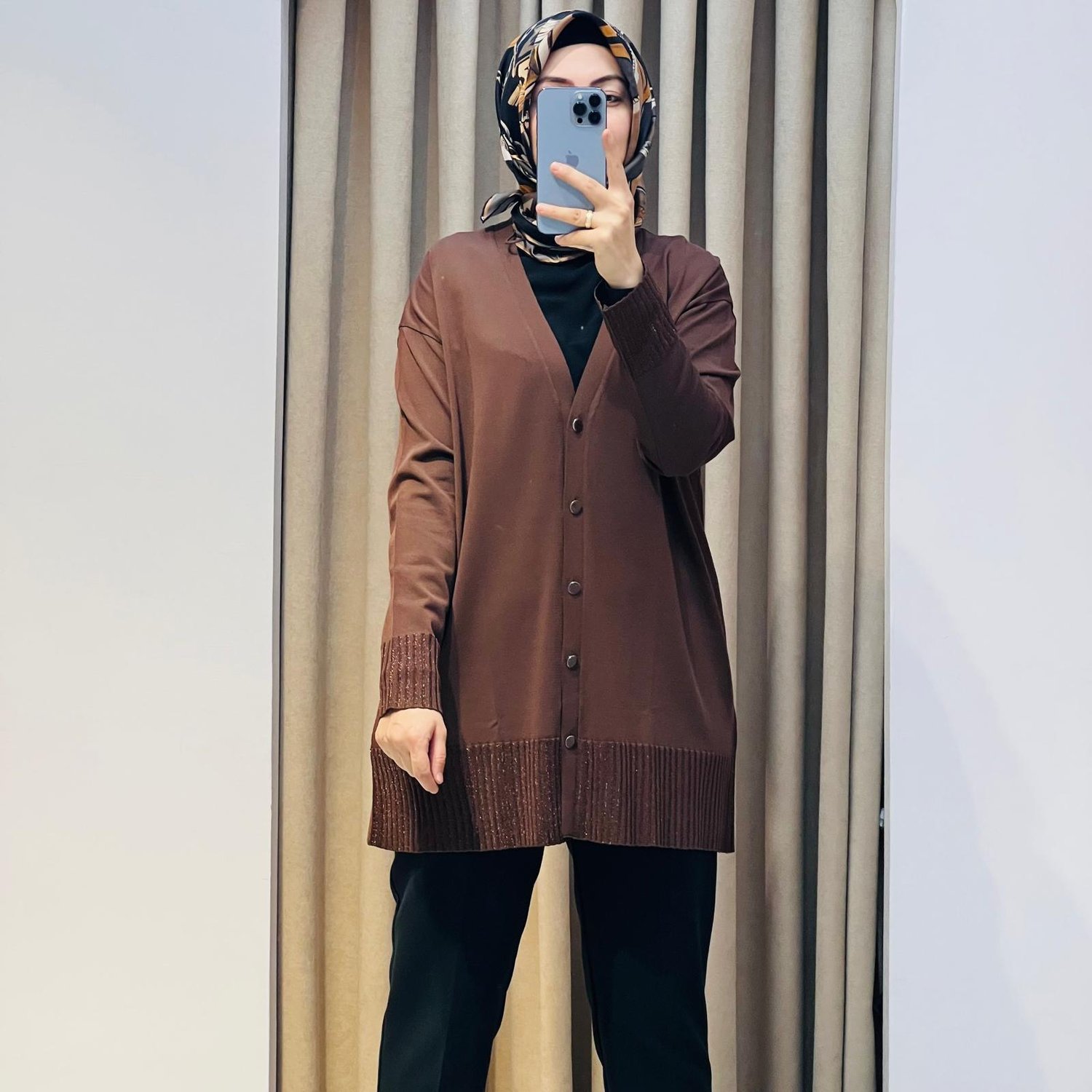 TIĞ TRİKO ETEĞİ SİMLİ ÖNDEN DÜĞMELİ RAYON HIRKA KAHVERENGİ