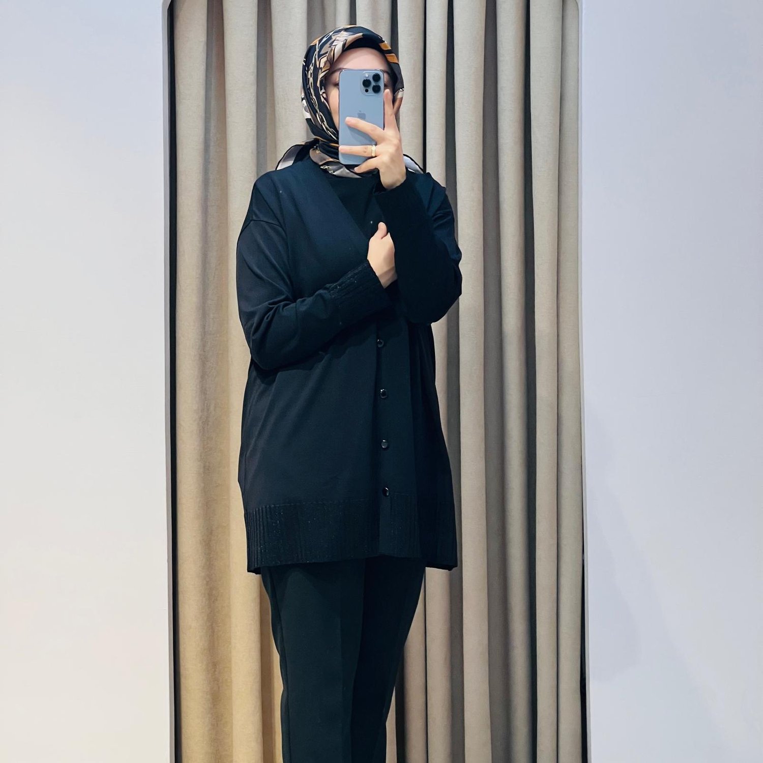 TIĞ TRİKO ETEĞİ SİMLİ ÖNDEN DÜĞMELİ RAYON HIRKA SİYAH