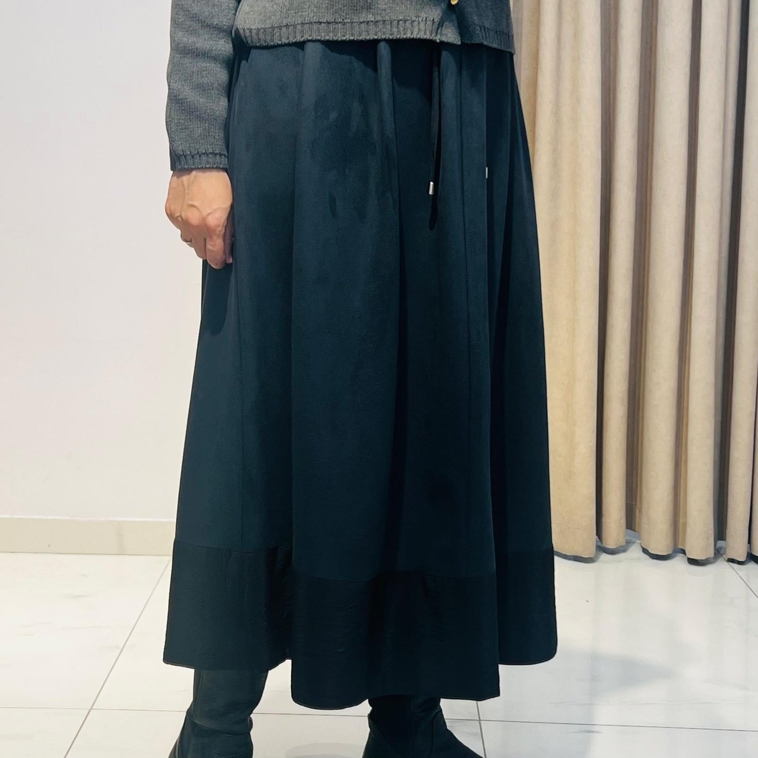 YUSUF ÖZDEMİR PARAŞÜT KUMAŞ DETAYLI KADİFE ETEK SİYAH