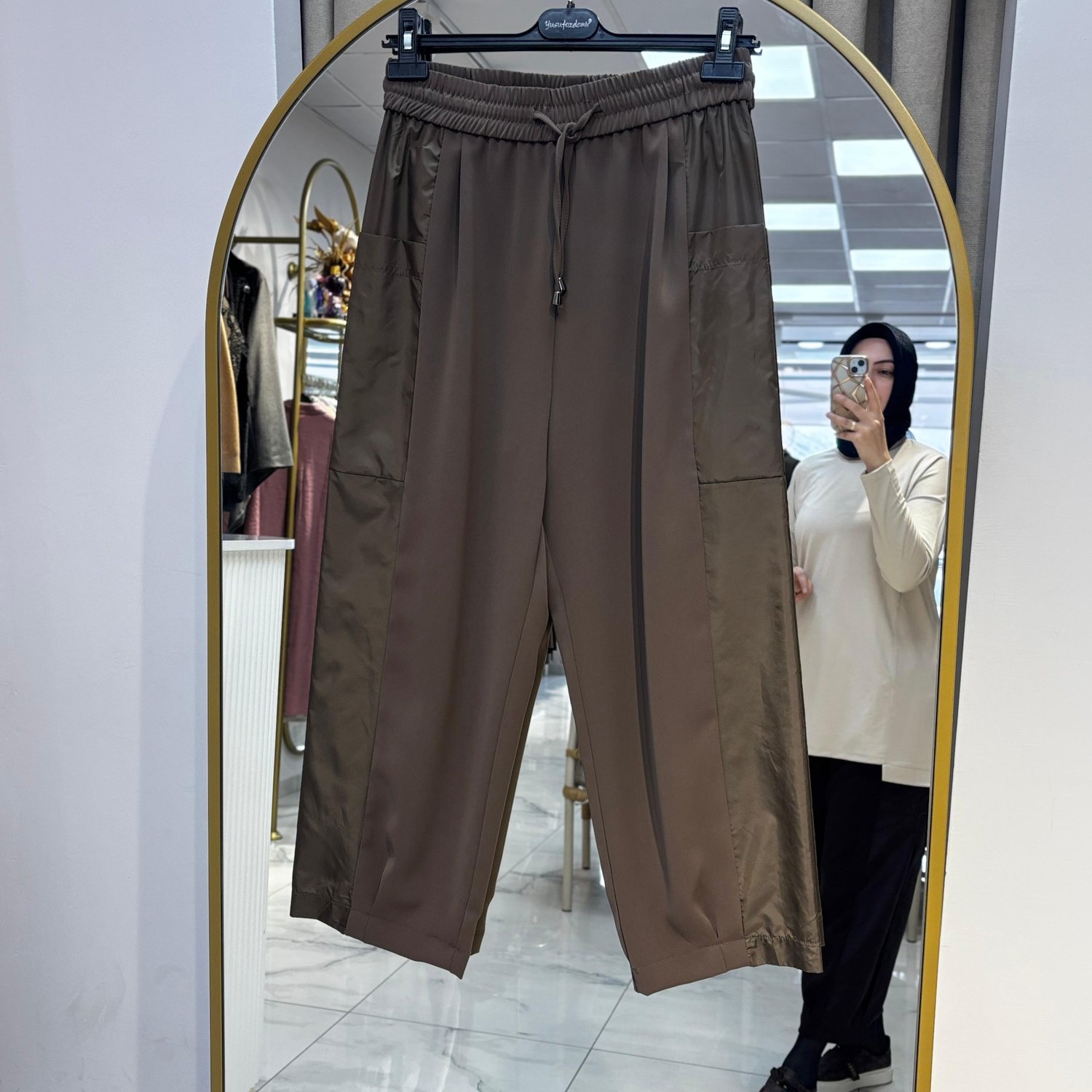 YUSUF ÖZDEMİR YANLARI PARAŞÜT KUMAŞ DETAYLI PANTOLON MOCHA