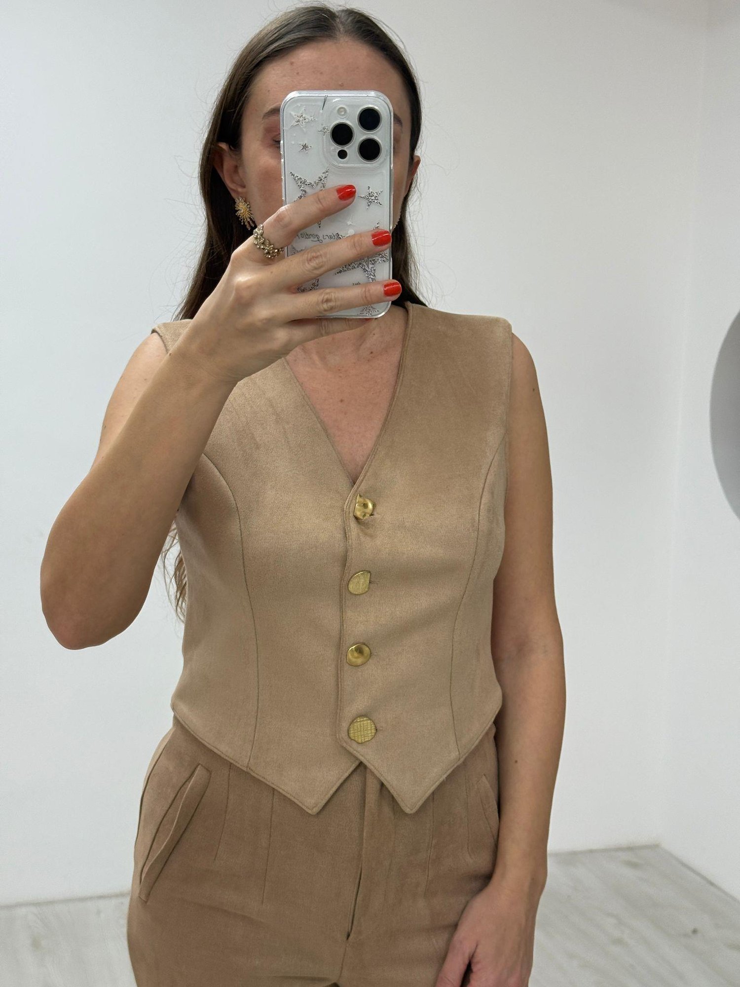 Güderi Aksesuarlı Düğmeli Yelekli Takım Bej