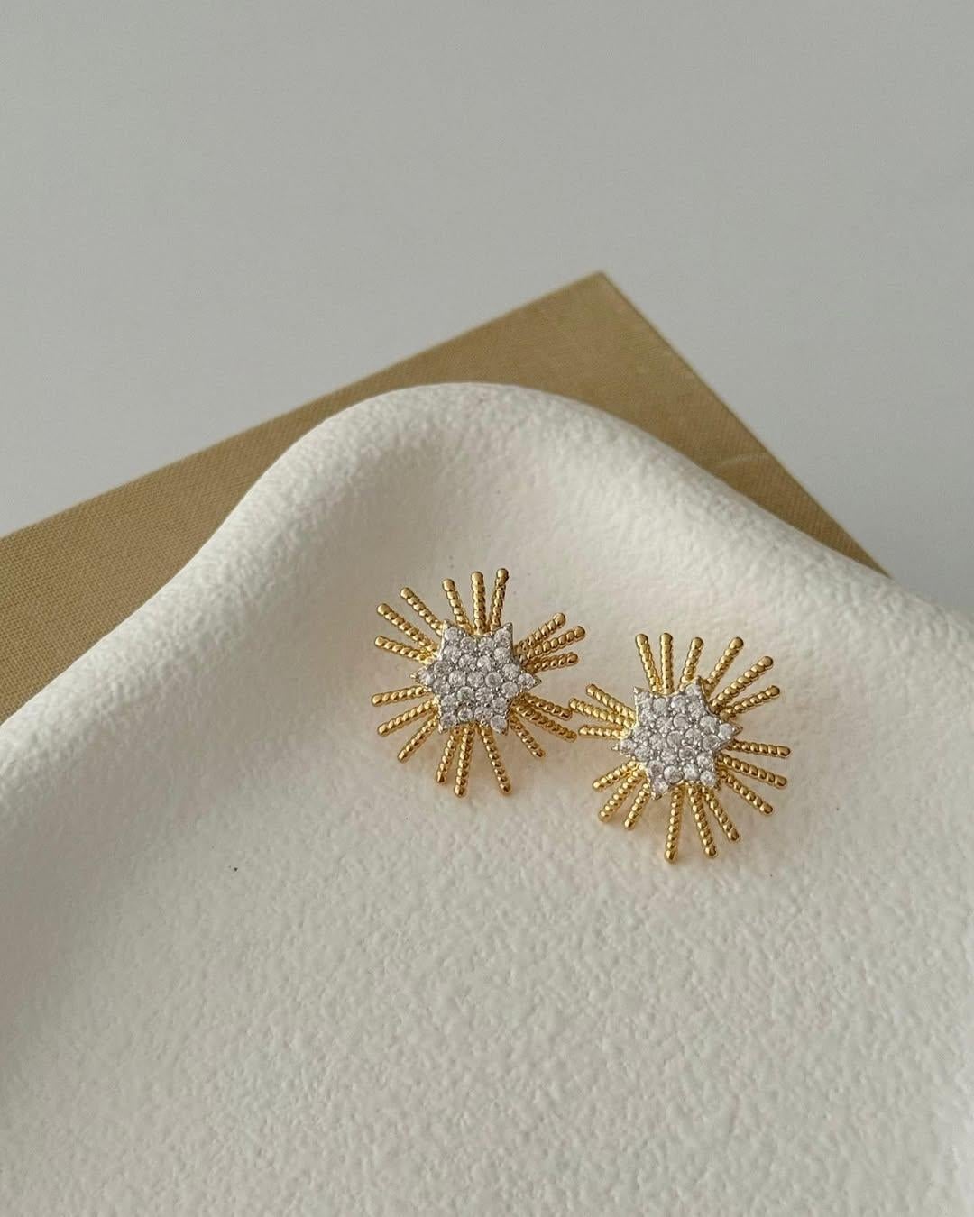 Premium Taşlı Yıldız Tasarım Gold Küpe