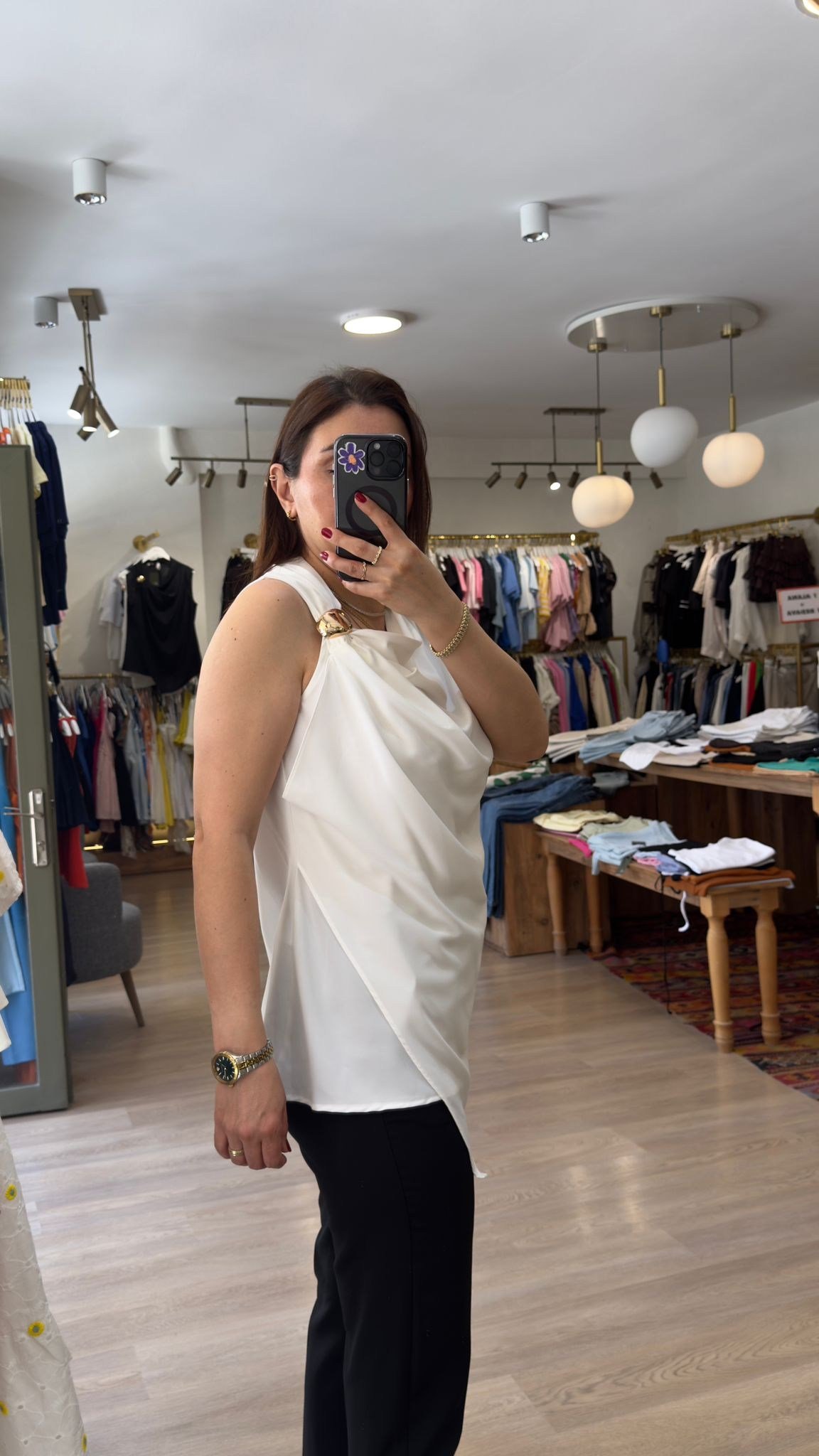 Tek Omuzu Aksesuarlı Bluz Beyaz