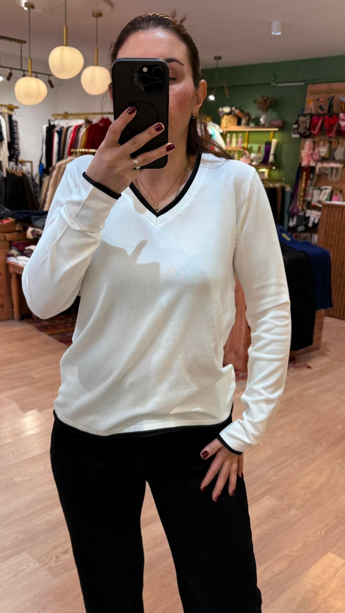 Uzun Kollu V Yaka Basic Bluz Beyaz