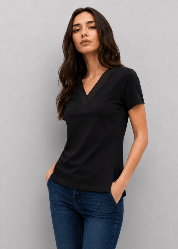Yakası Tül Detaylı Yandan Yırtmaçlı V Yaka Kadın Tshirt
