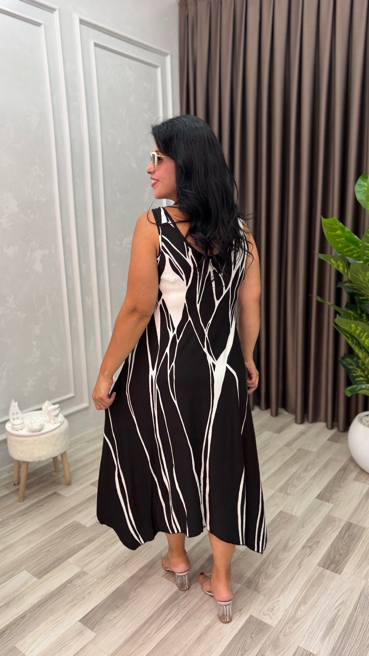 ARIA ASKILI ELBİSE SİYAH ZEMİN BEYAZ ASİMETRİK DESEN