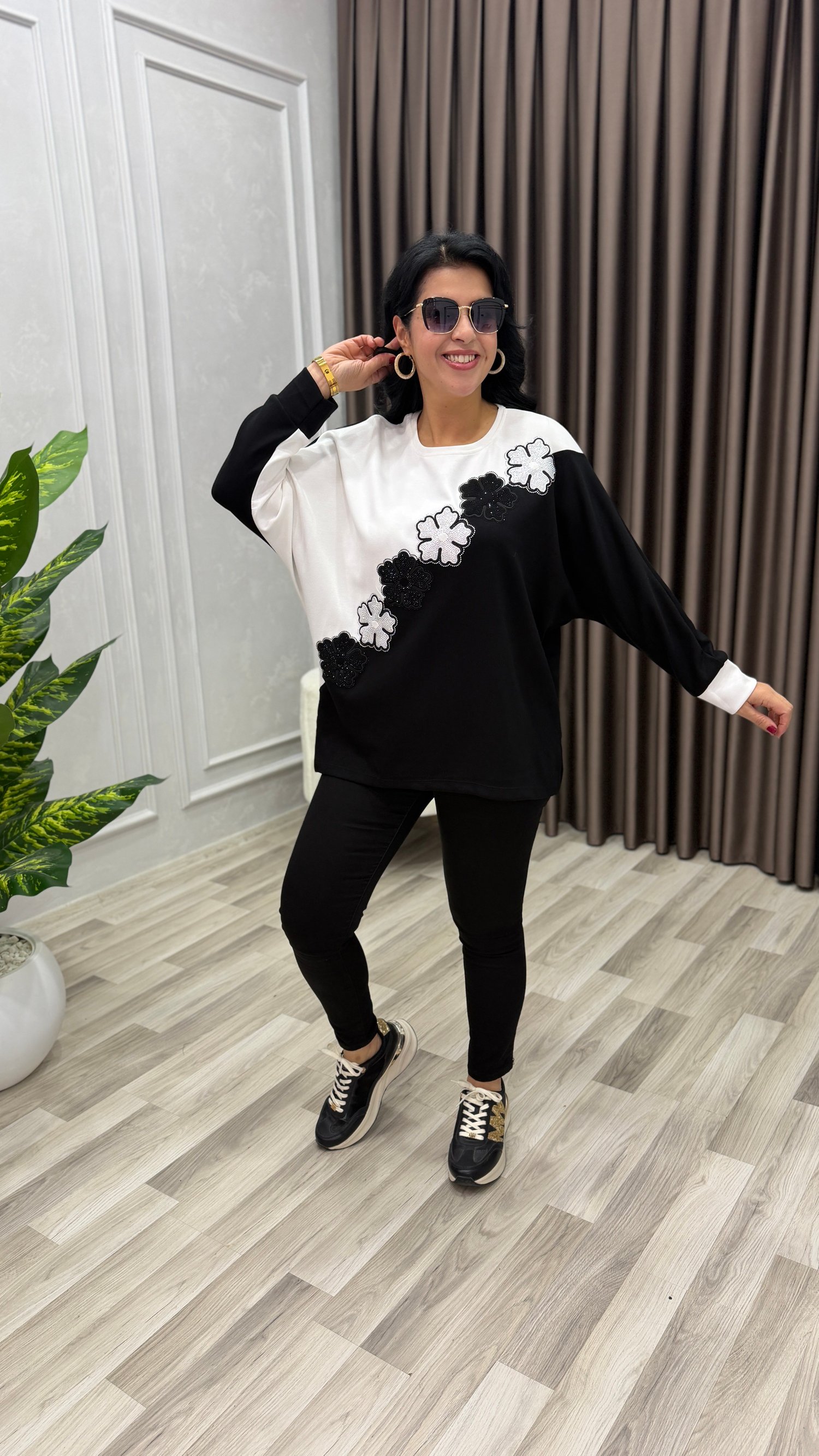 PERLA NAKIŞ TAŞ İŞLEMELİ TASARIM SWEAT SİYAH BEYAZ 