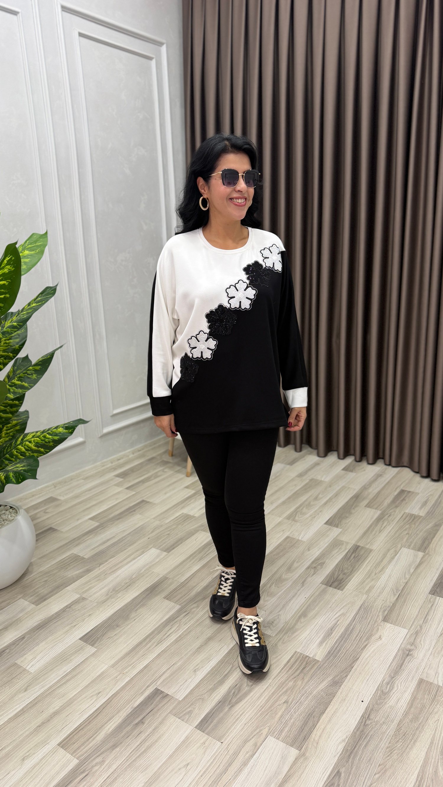 PERLA NAKIŞ TAŞ İŞLEMELİ TASARIM SWEAT SİYAH BEYAZ 