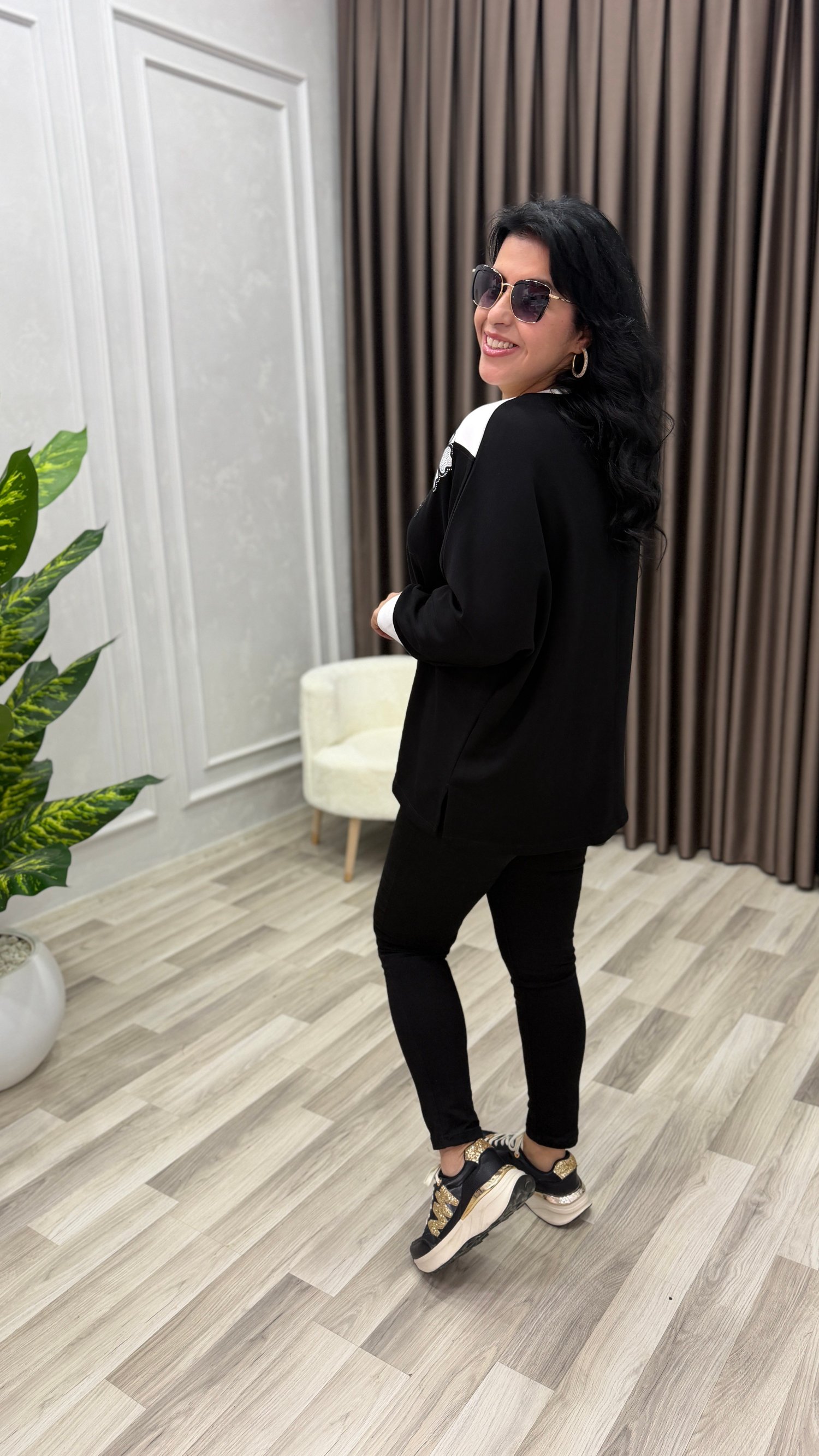 PERLA NAKIŞ TAŞ İŞLEMELİ TASARIM SWEAT SİYAH BEYAZ 