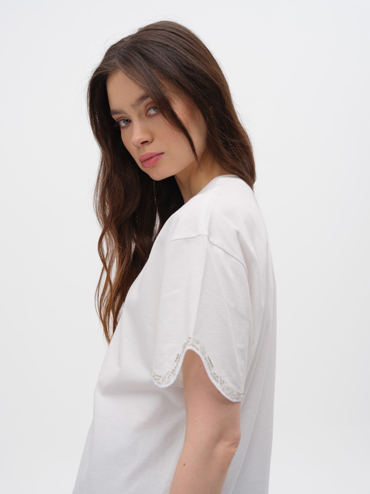 Piarbi Asimetrik Nakışlı ve Mücevher Detaylı Oversized Tişört - Off White %100 Pamuklu Jeweled Embroidered T-shirt