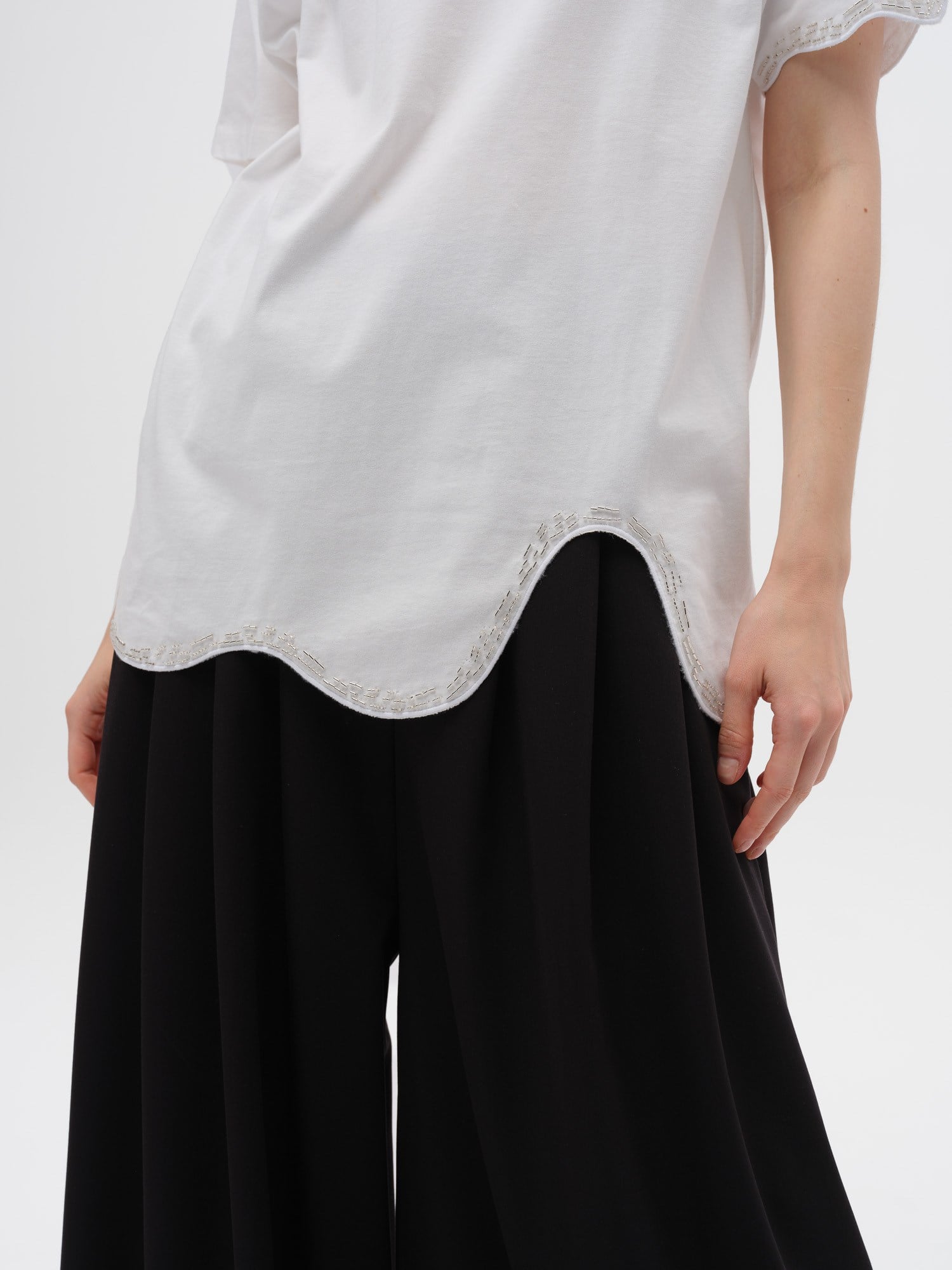 Piarbi Asimetrik Nakışlı ve Mücevher Detaylı Oversized Tişört - Off White %100 Pamuklu Jeweled Embroidered T-shirt