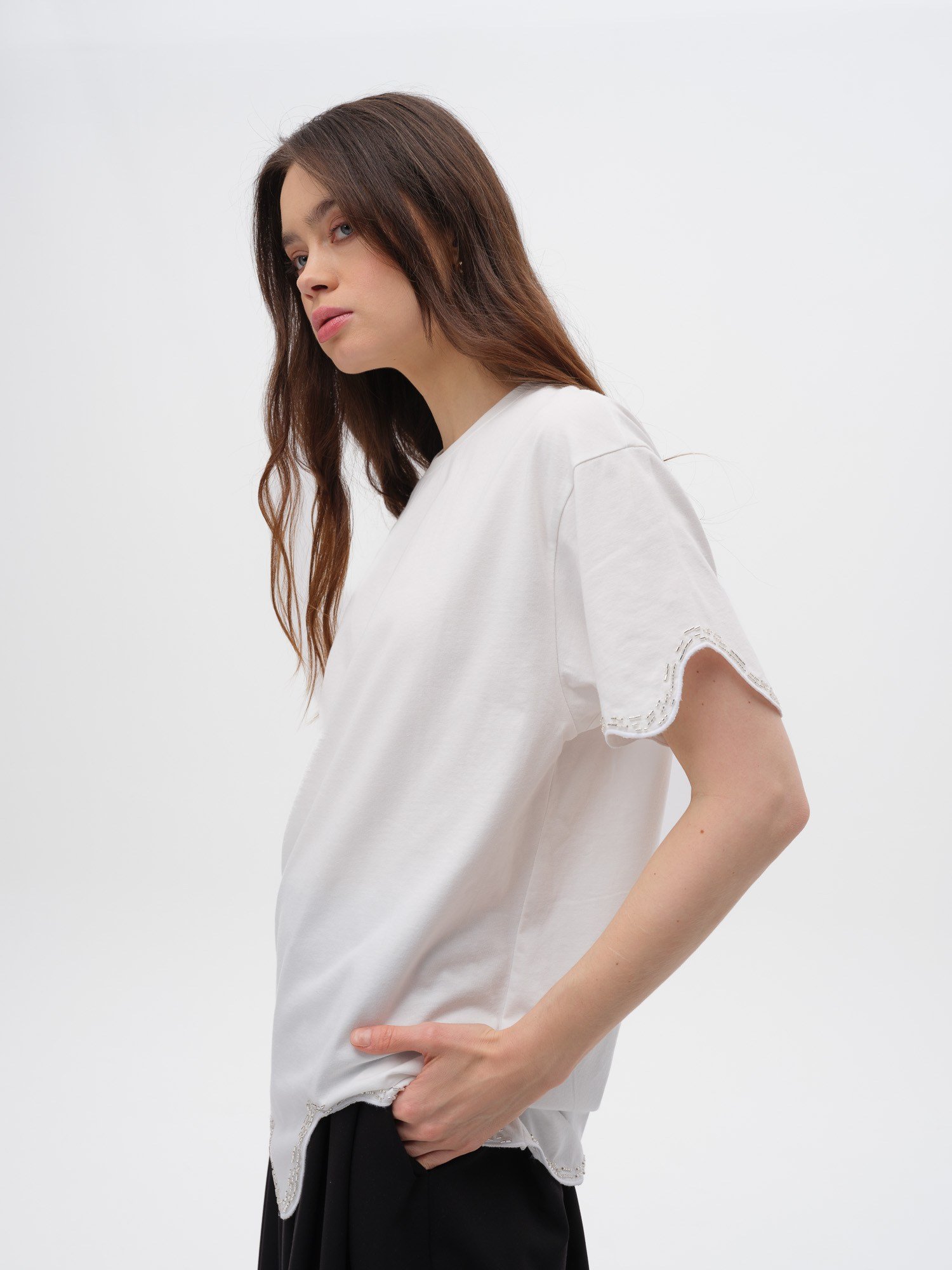 Piarbi Asimetrik Nakışlı ve Mücevher Detaylı Oversized Tişört - Off White %100 Pamuklu Jeweled Embroidered T-shirt